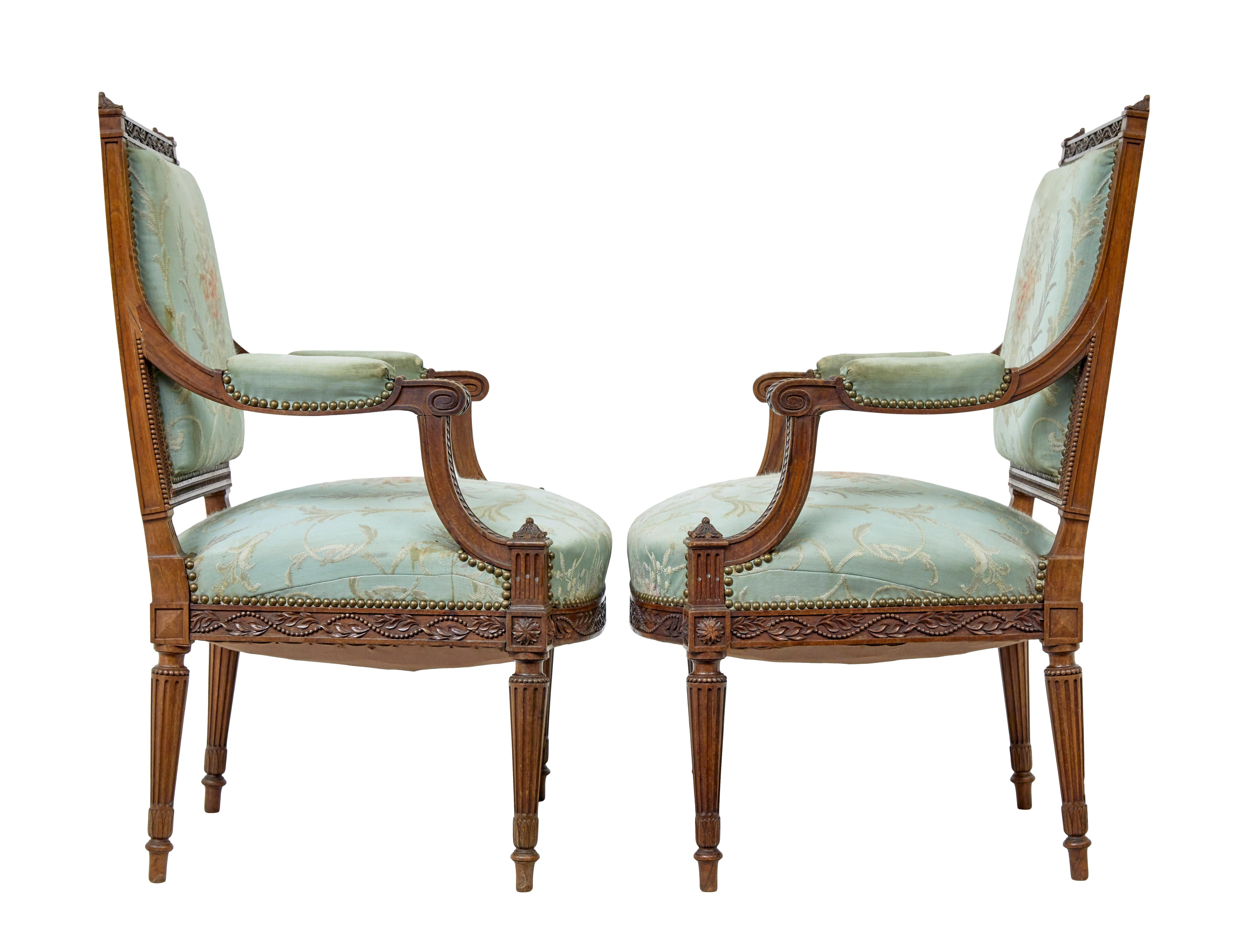 Victorien Paire de fauteuils en noyer sculpté français du XIXe siècle en vente