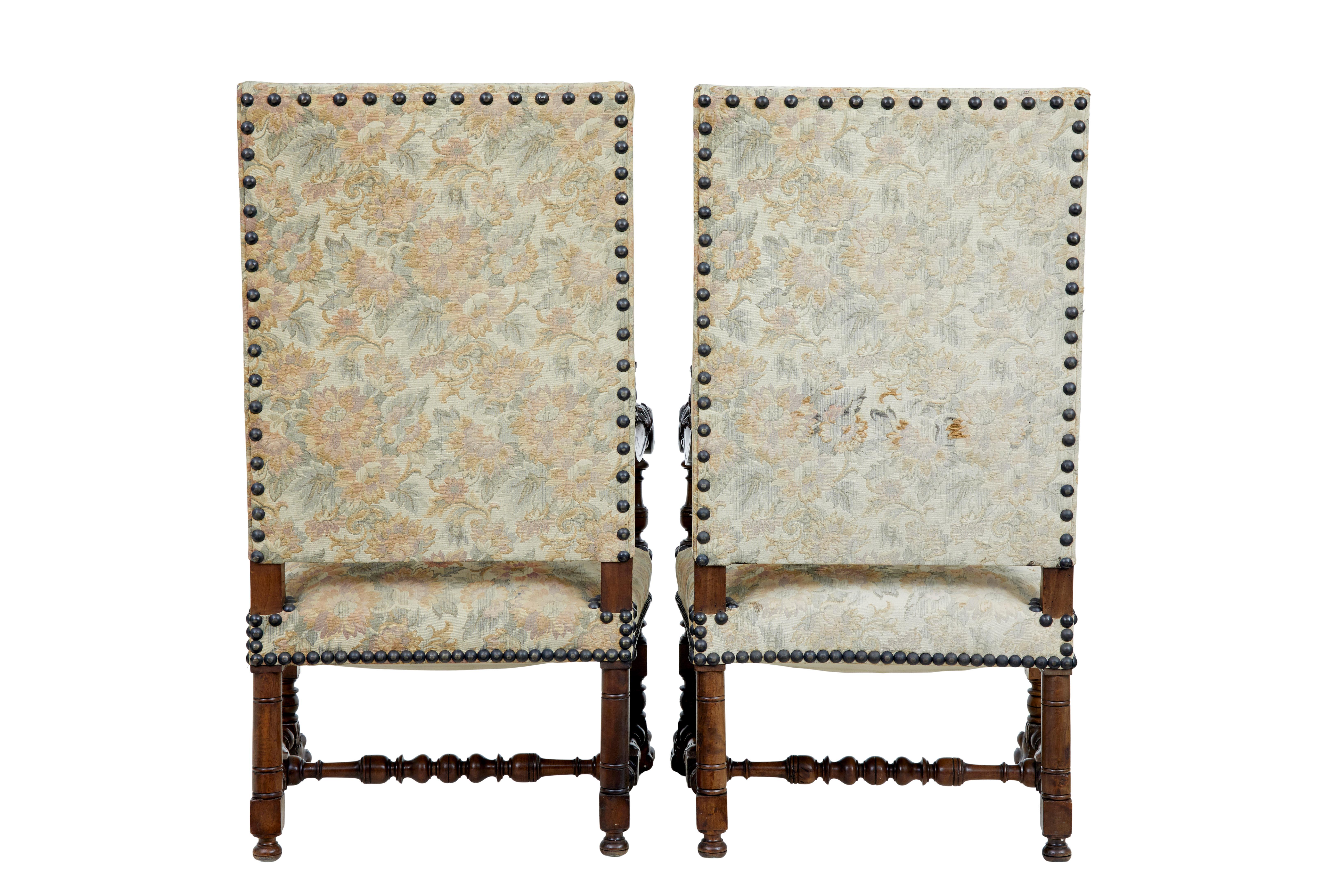 Paar französische Sessel aus geschnitztem Nussbaumholz aus dem 19. (Handgeschnitzt) im Angebot