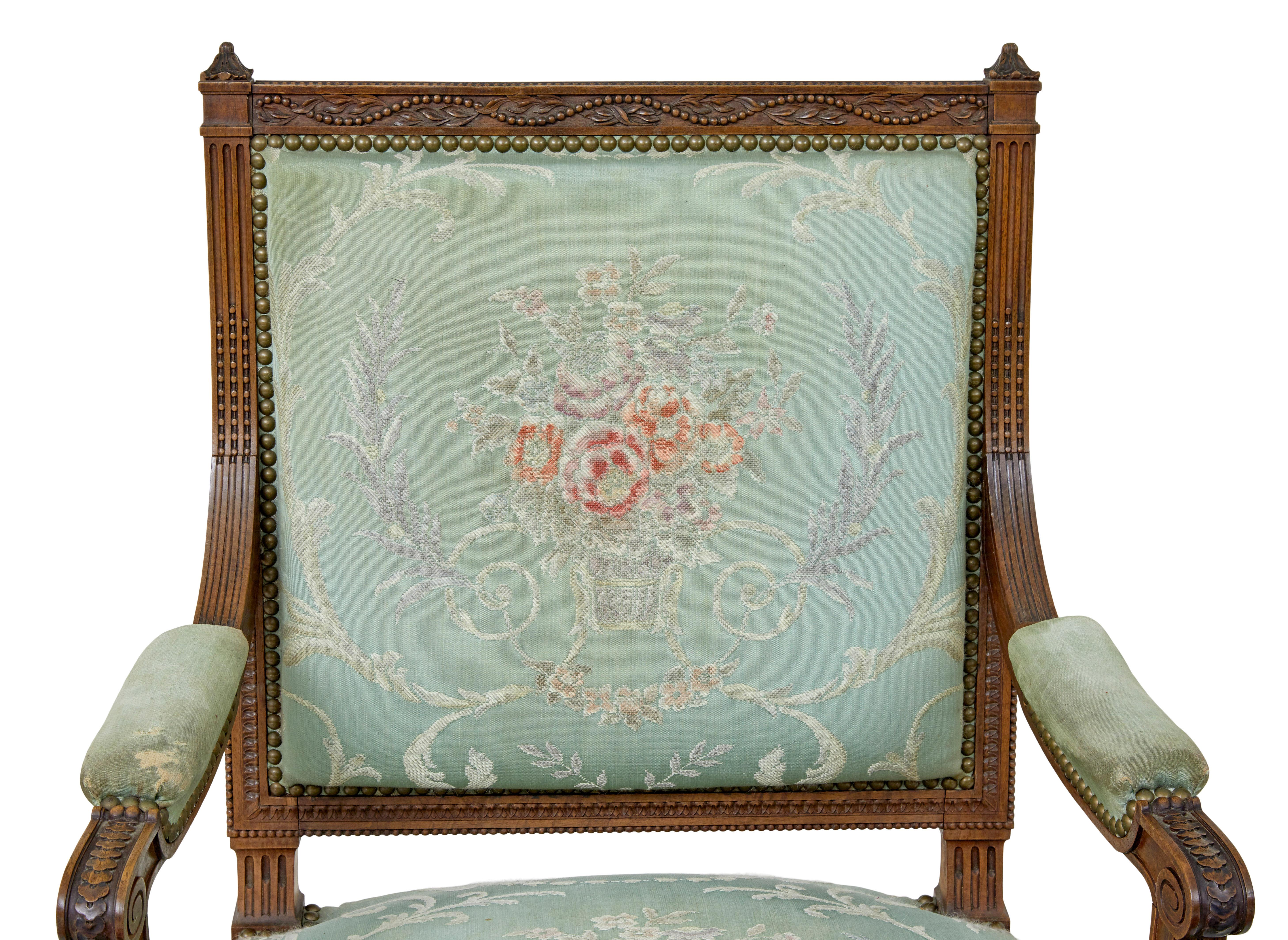 Paire de fauteuils en noyer sculpté français du XIXe siècle Bon état - En vente à Debenham, Suffolk