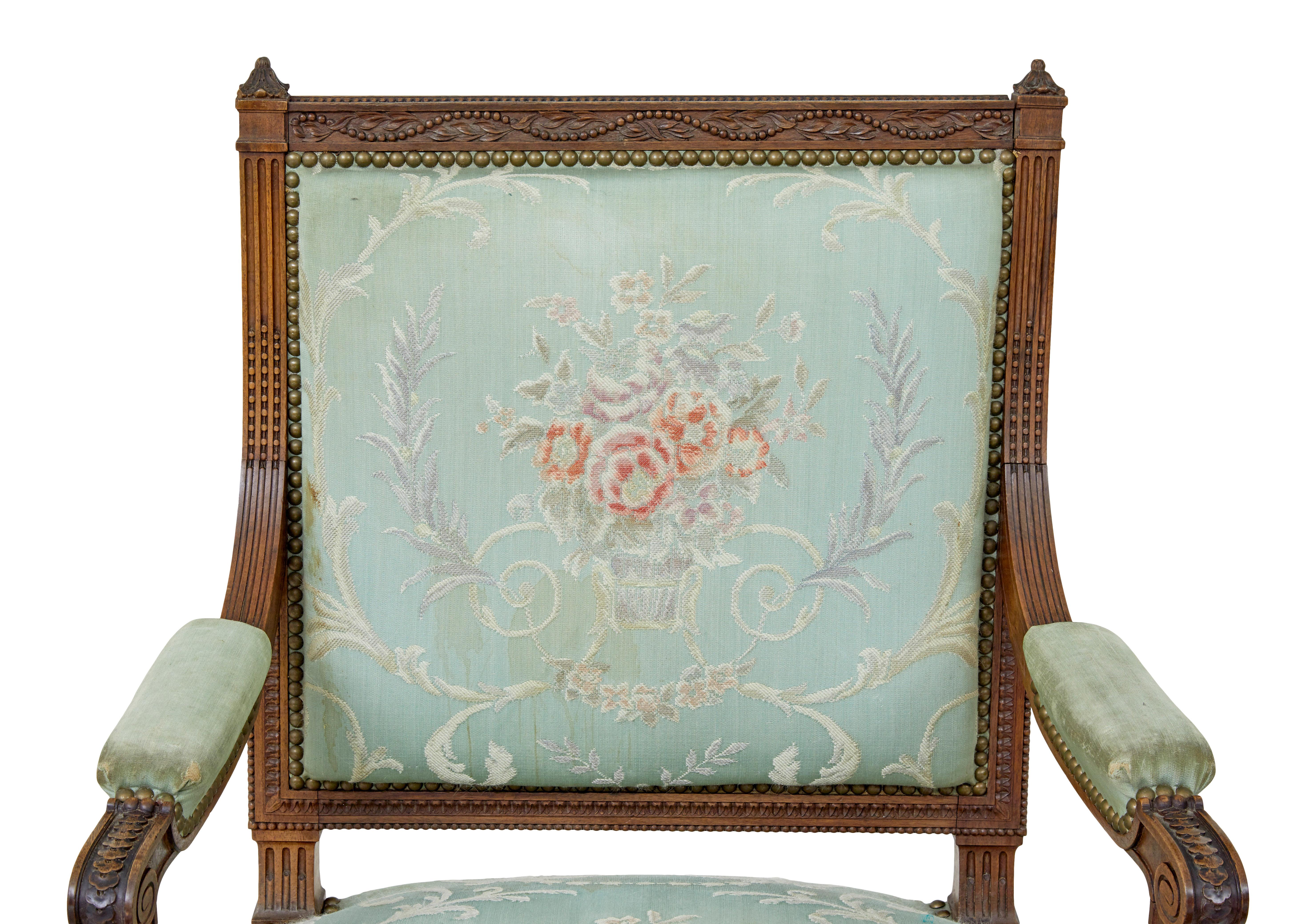 Tissu Paire de fauteuils en noyer sculpté français du XIXe siècle en vente