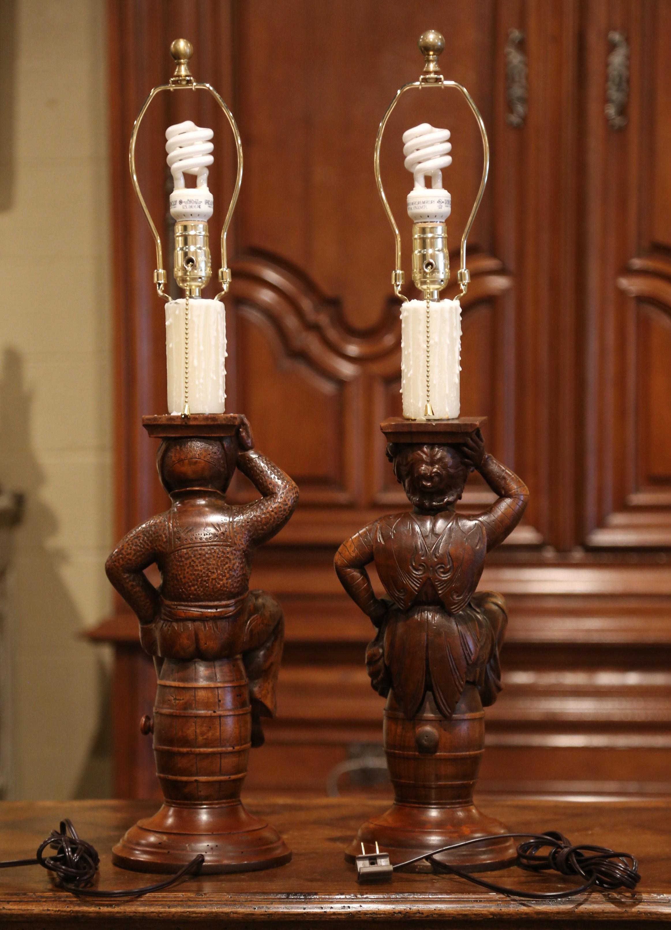 Paar französische geschnitzte Kabaretfiguren aus Nussbaumholz, 19. Jahrhundert, Lampensockel im Angebot 3