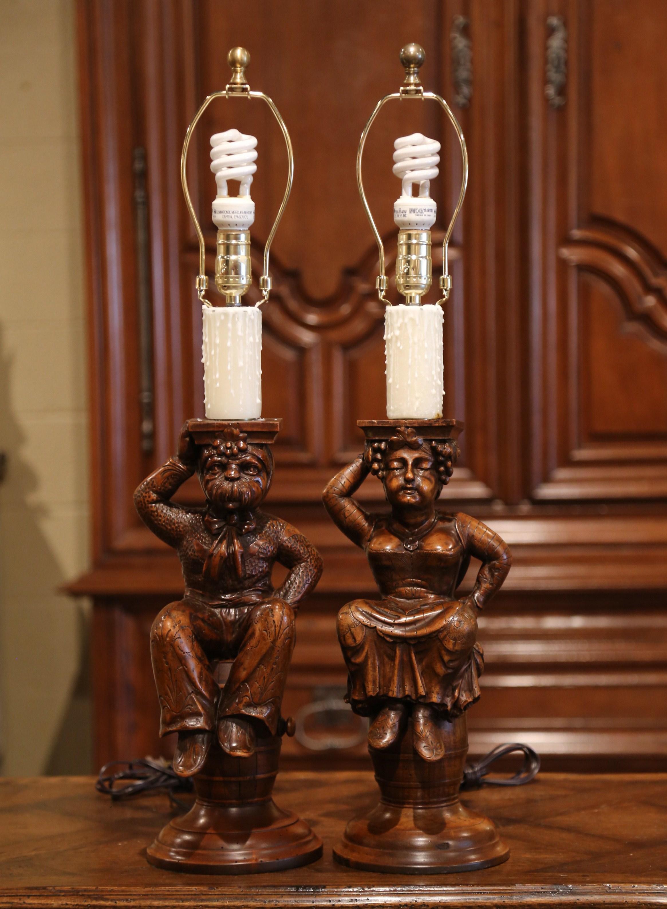 Paar französische geschnitzte Kabaretfiguren aus Nussbaumholz, 19. Jahrhundert, Lampensockel im Zustand „Hervorragend“ im Angebot in Dallas, TX