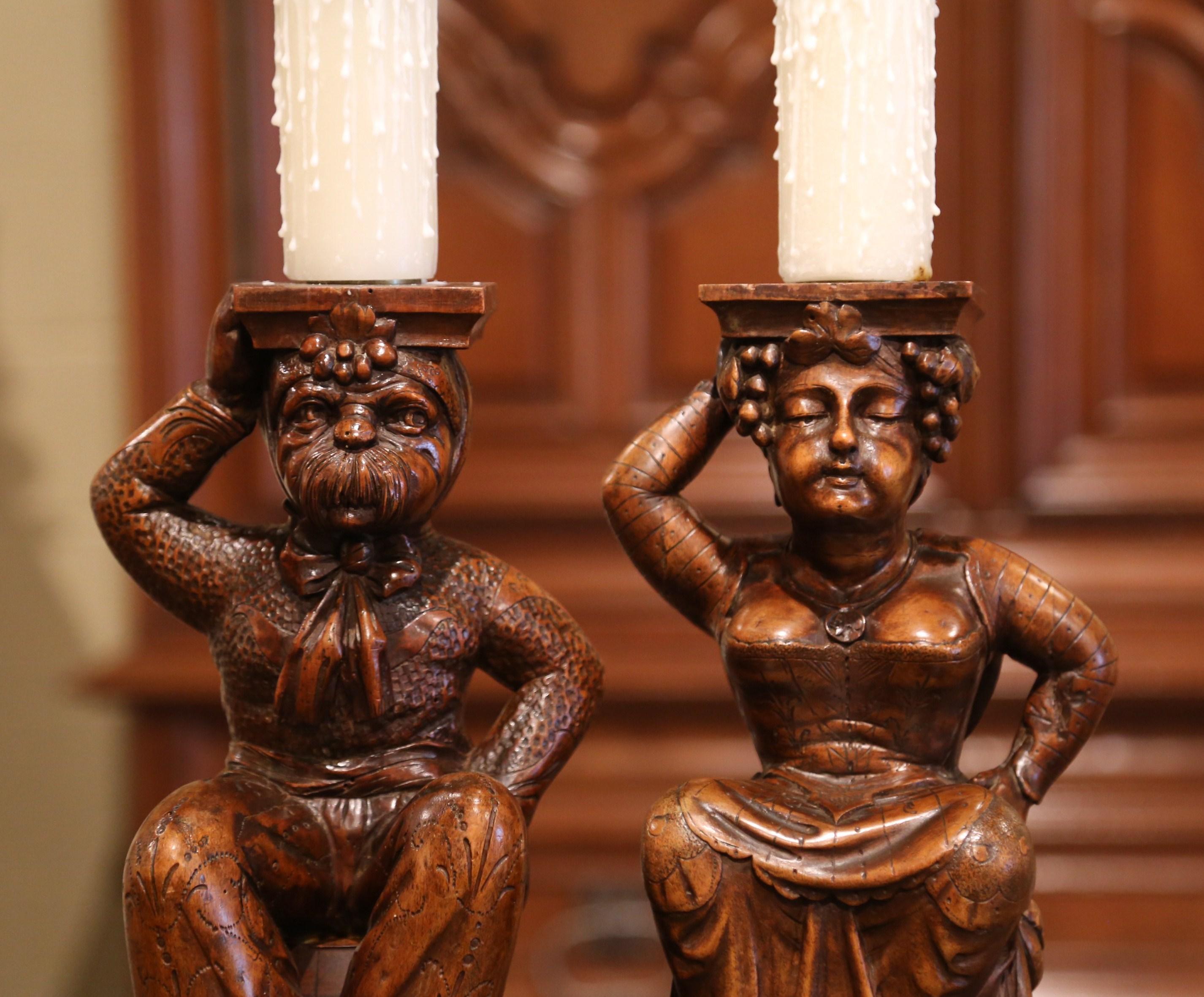 Paar französische geschnitzte Kabaretfiguren aus Nussbaumholz, 19. Jahrhundert, Lampensockel (Walnuss) im Angebot