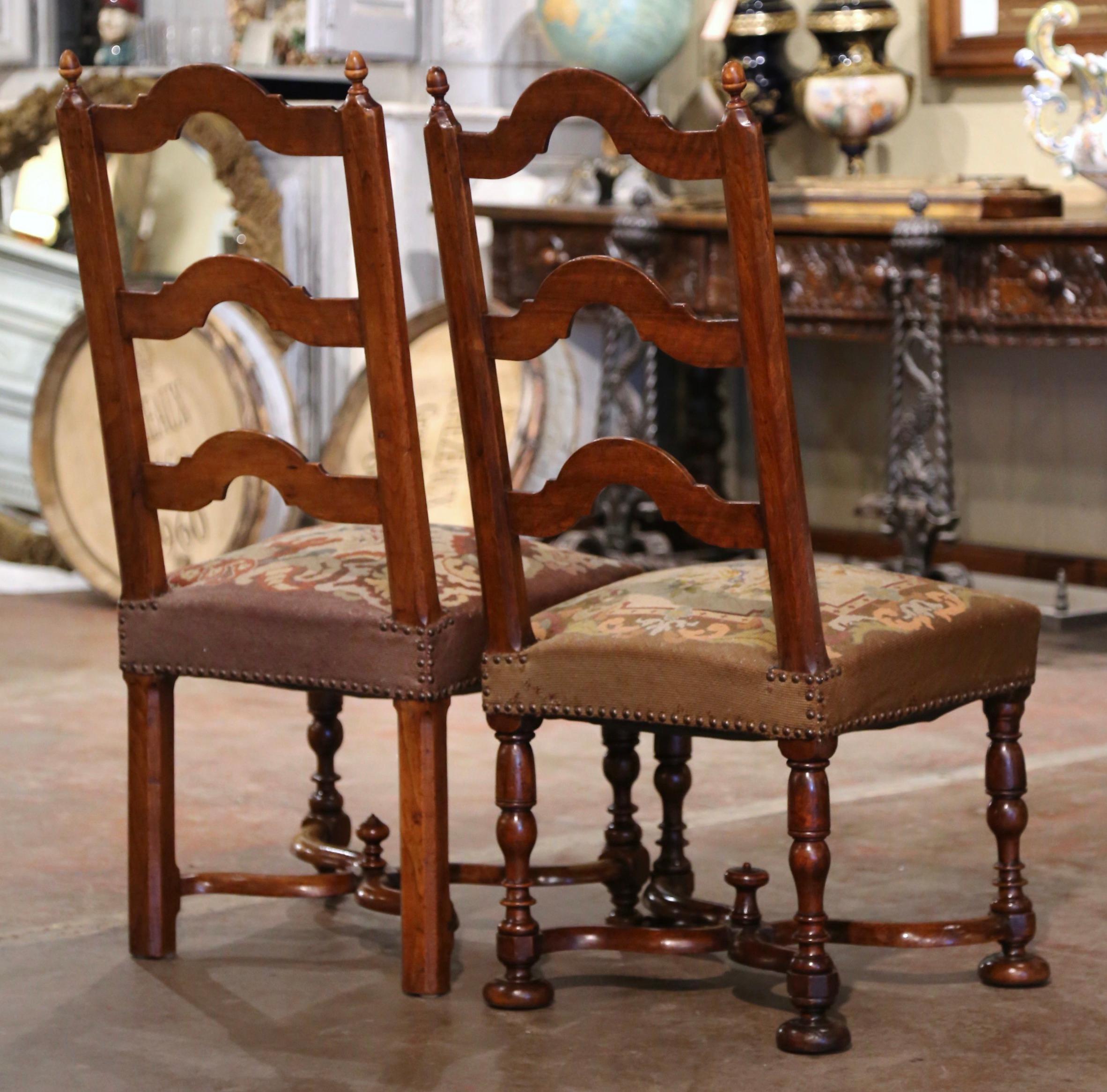 Paire de chaises françaises du 19ème siècle en noyer sculpté avec tapisserie à l'aiguille en vente 2