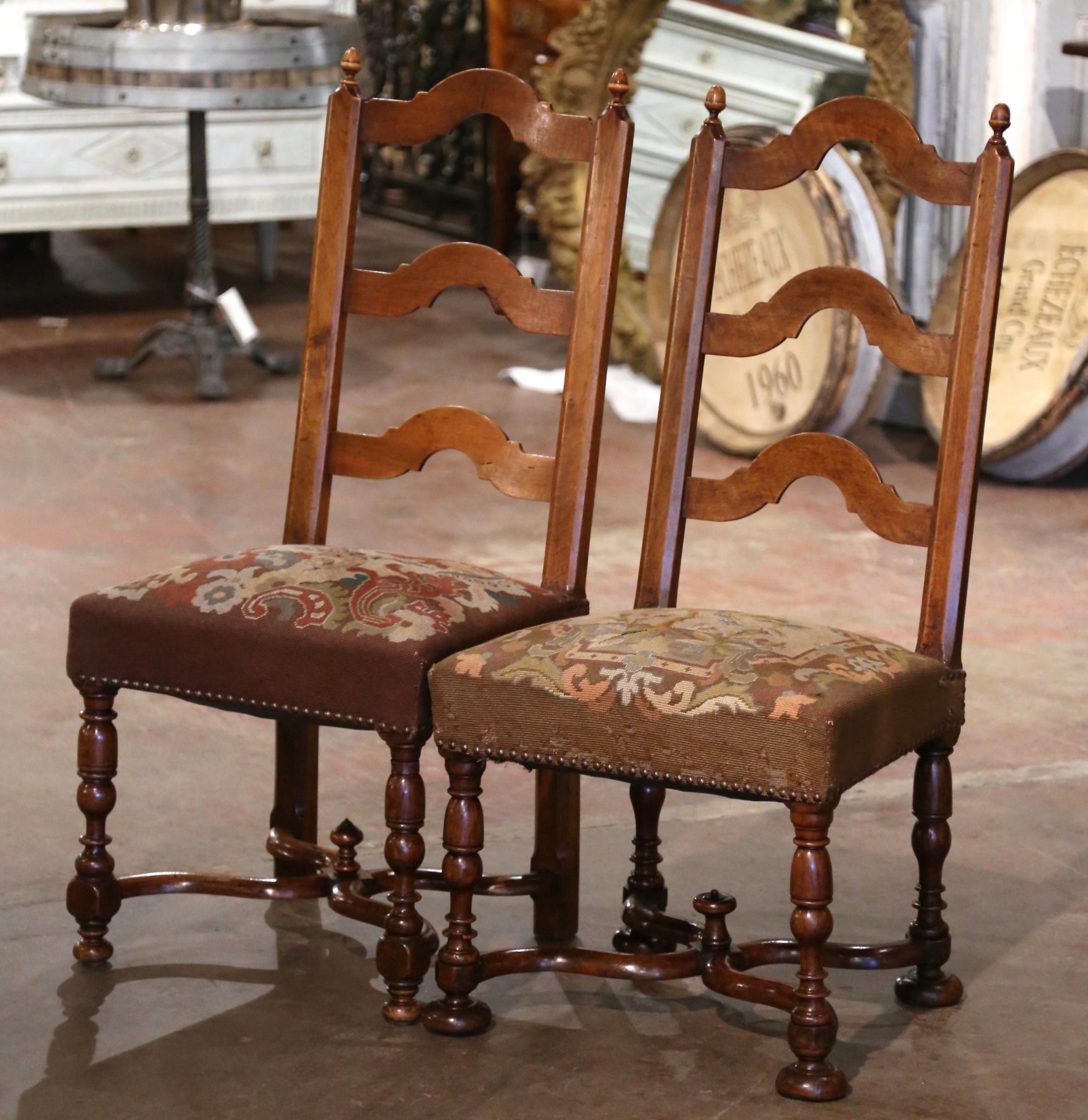 Sculpté à la main Paire de chaises françaises du 19ème siècle en noyer sculpté avec tapisserie à l'aiguille en vente
