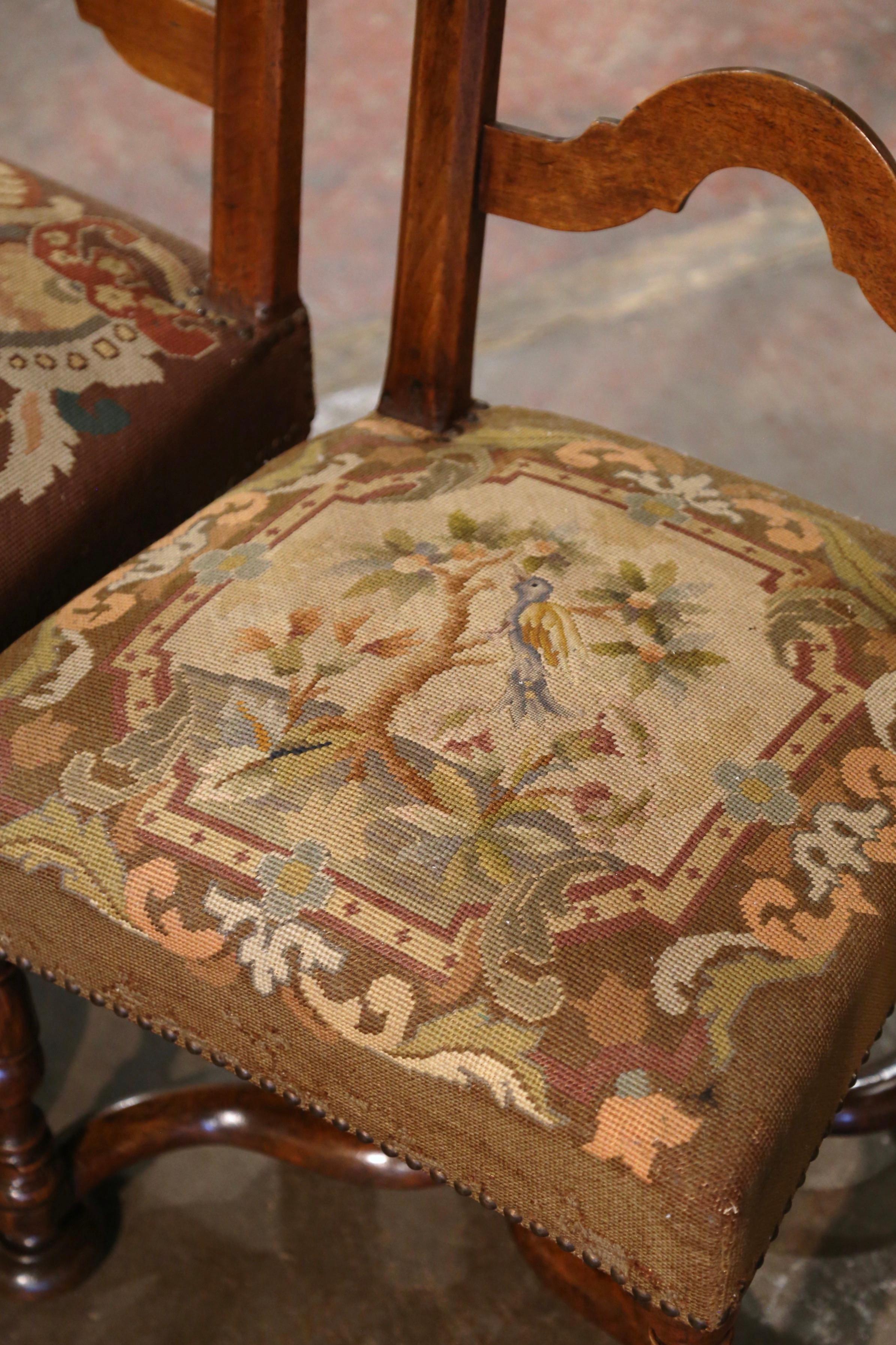 XIXe siècle Paire de chaises françaises du 19ème siècle en noyer sculpté avec tapisserie à l'aiguille en vente