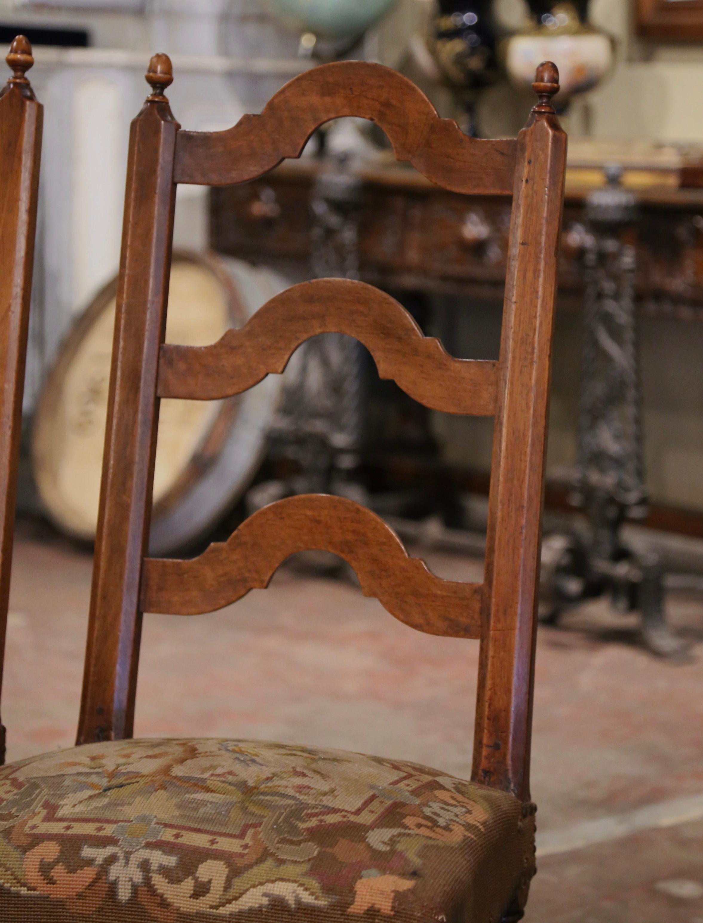 Tapisserie Paire de chaises françaises du 19ème siècle en noyer sculpté avec tapisserie à l'aiguille en vente
