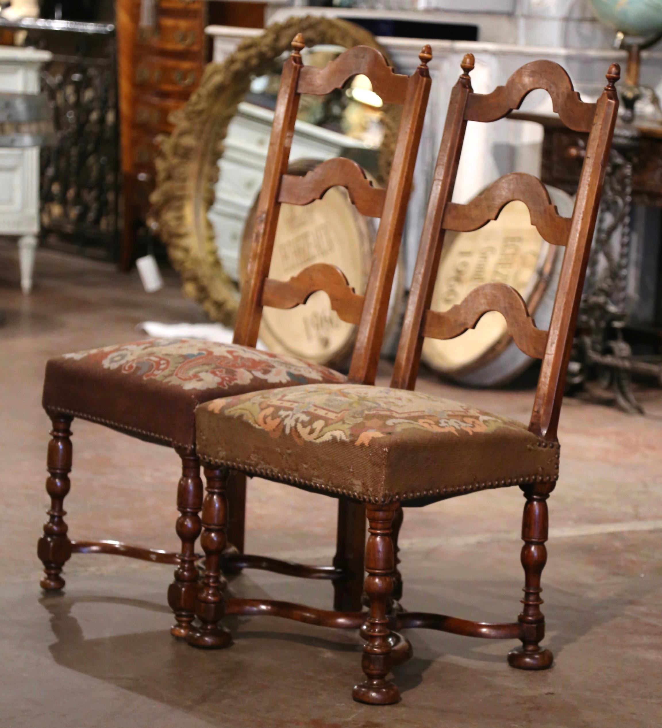 Paire de chaises françaises du 19ème siècle en noyer sculpté avec tapisserie à l'aiguille en vente 1