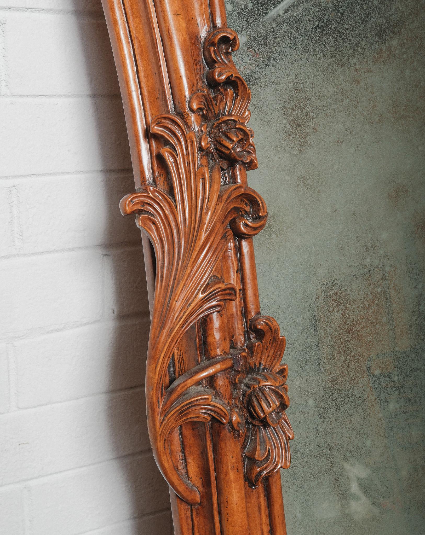 Paire de miroirs de sol surdimensionnés en noyer sculpté du 19e siècle, de style néo-rococo français en vente 3