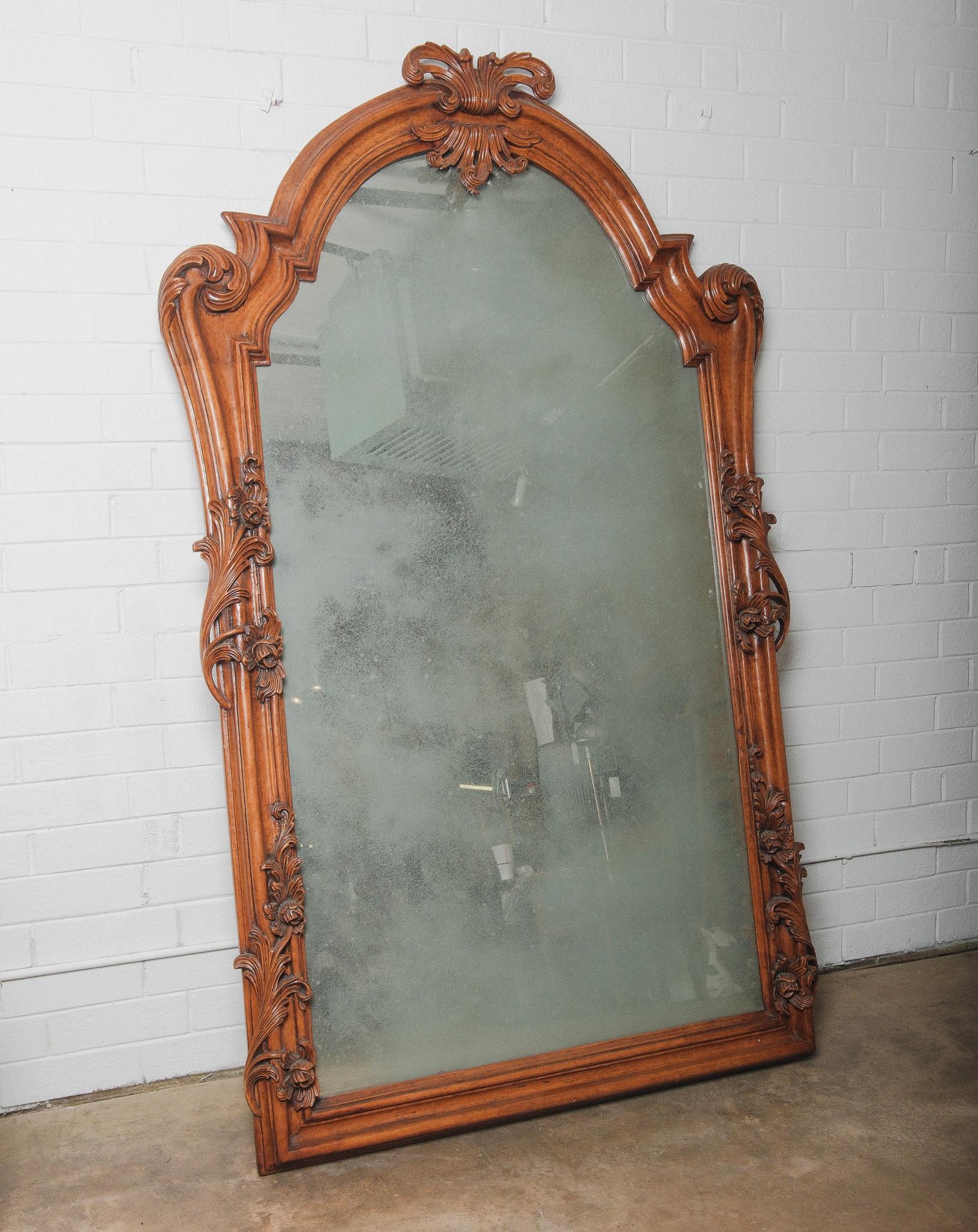 Néo-rococo Paire de miroirs de sol surdimensionnés en noyer sculpté du 19e siècle, de style néo-rococo français en vente