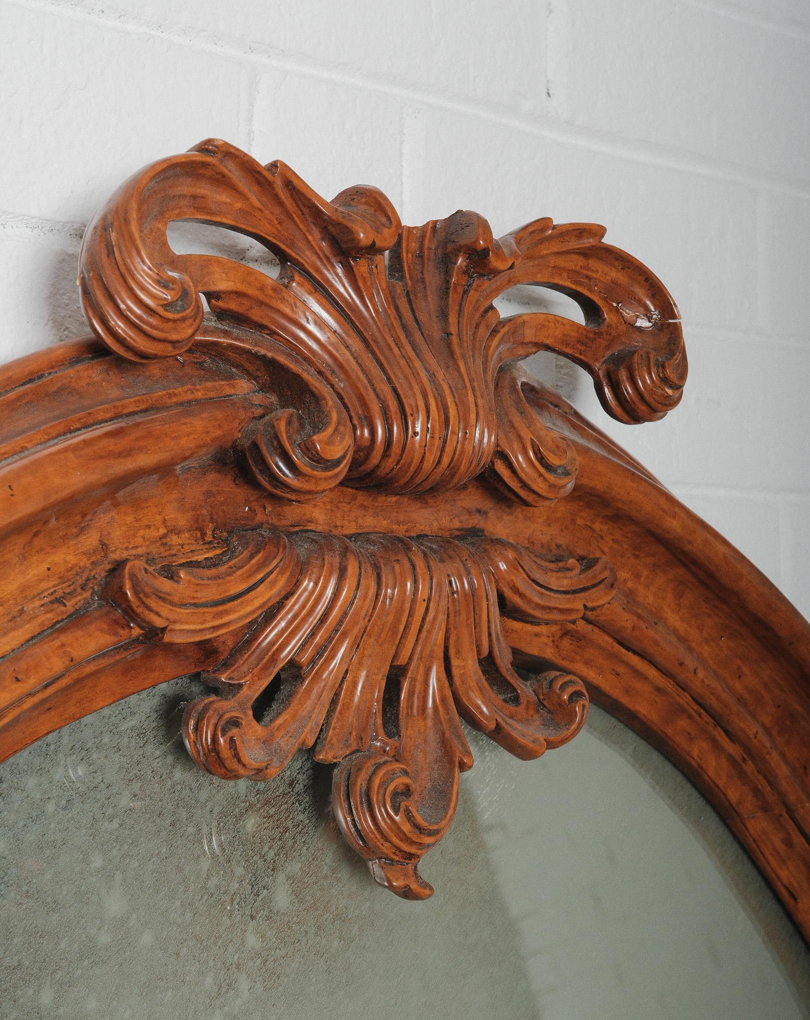 Français Paire de miroirs de sol surdimensionnés en noyer sculpté du 19e siècle, de style néo-rococo français en vente