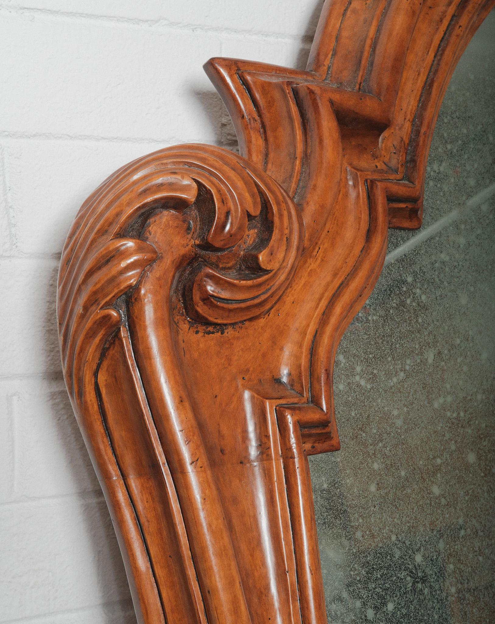 Paire de miroirs de sol surdimensionnés en noyer sculpté du 19e siècle, de style néo-rococo français Bon état - En vente à High Point, NC