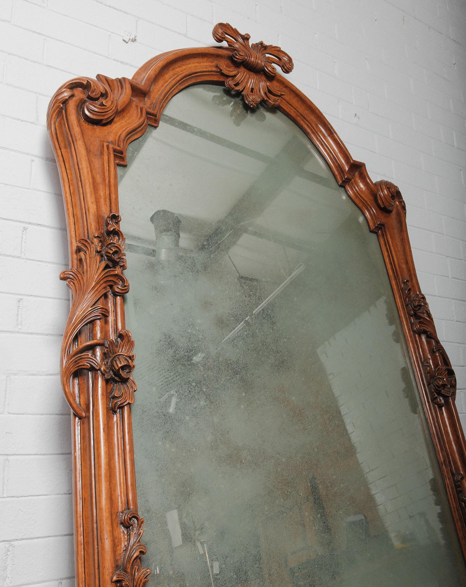 Miroir Paire de miroirs de sol surdimensionnés en noyer sculpté du 19e siècle, de style néo-rococo français en vente