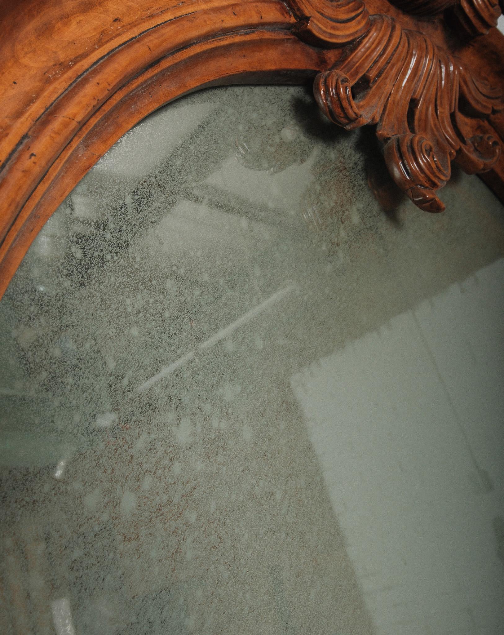 Paire de miroirs de sol surdimensionnés en noyer sculpté du 19e siècle, de style néo-rococo français en vente 1