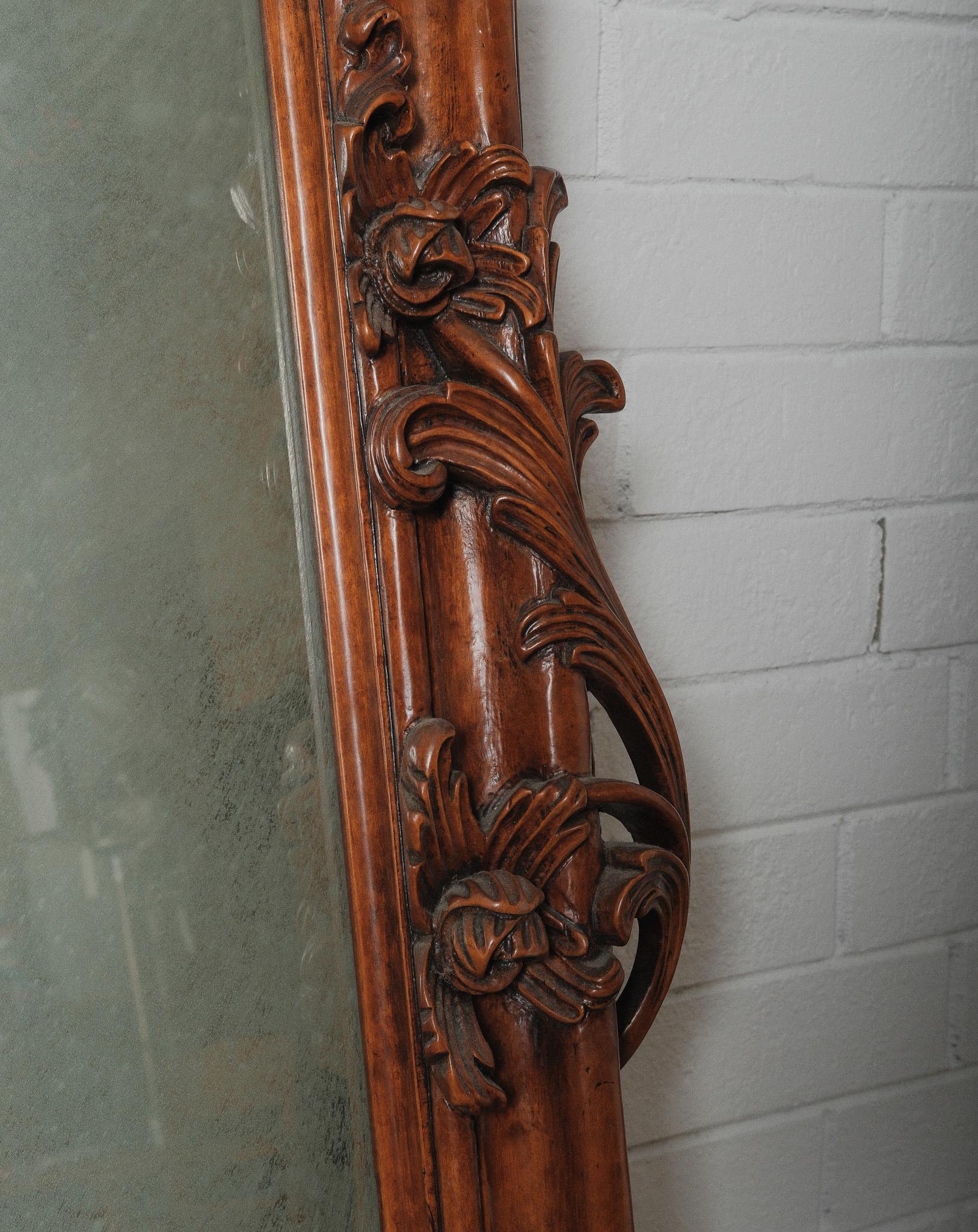 Paire de miroirs de sol surdimensionnés en noyer sculpté du 19e siècle, de style néo-rococo français en vente 2