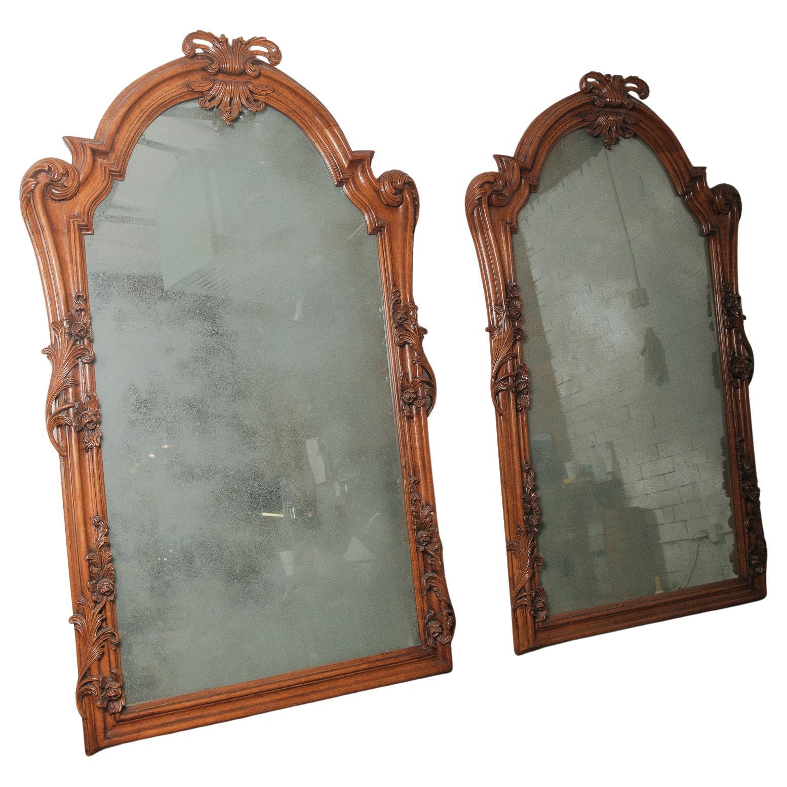 Paire de miroirs de sol surdimensionnés en noyer sculpté du 19e siècle, de style néo-rococo français