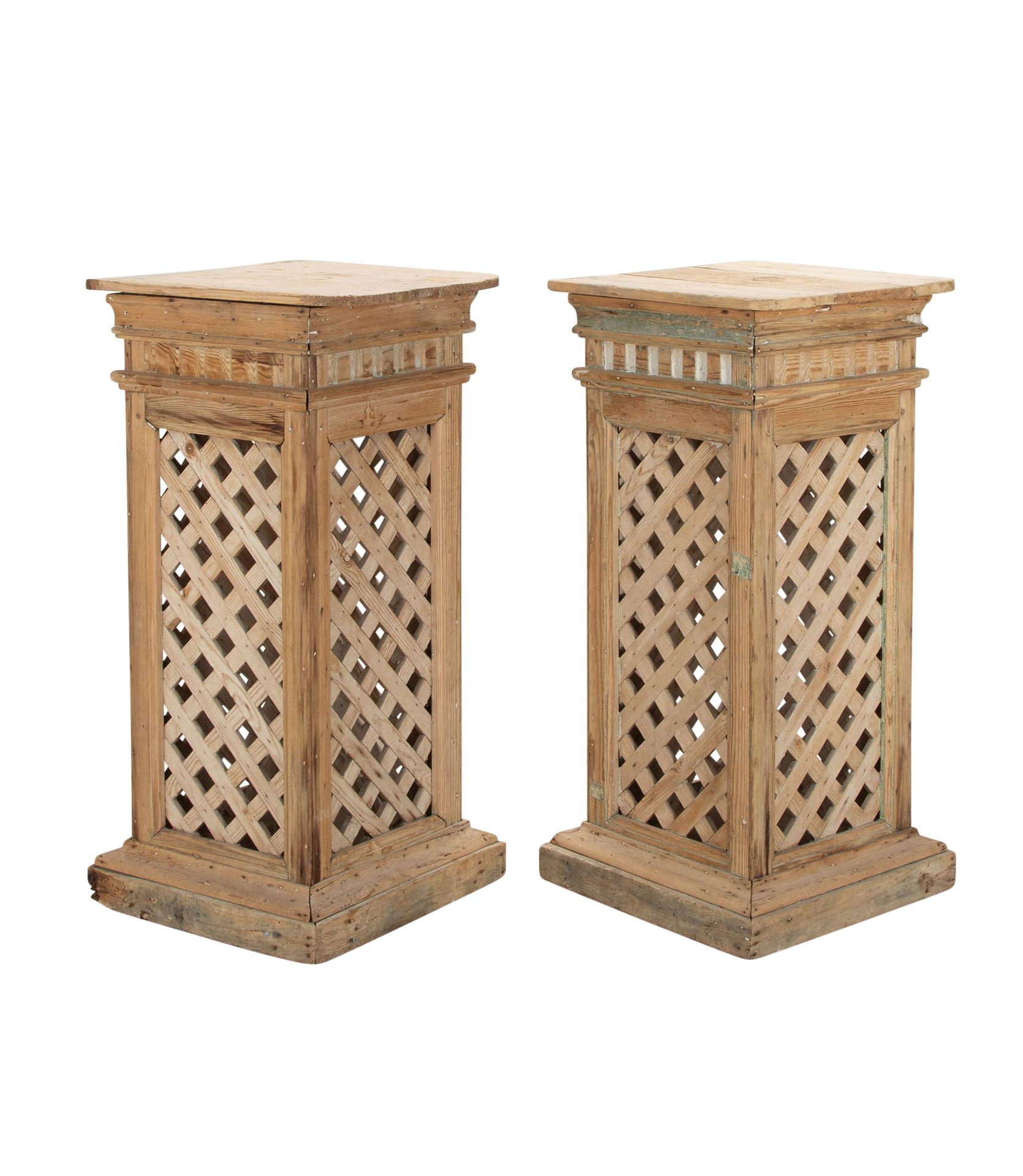 Pareja de columnas francesas de madera tallada de finales del siglo XIX.
Con detalle de enrejado decorativo. Piezas de exposición ideales para obras de arte o urnas.
Alrededor de 1880.