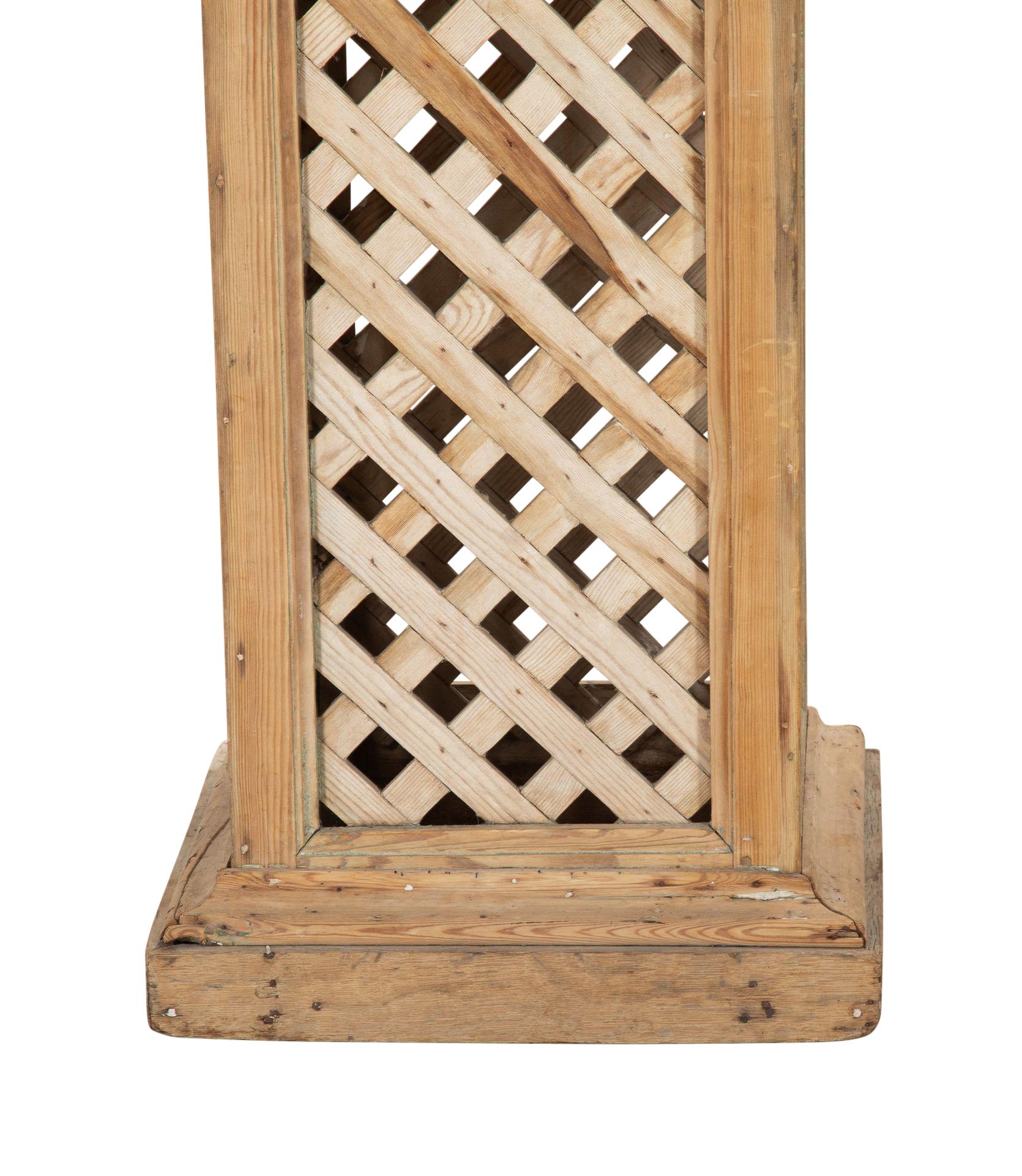 Pareja de columnas francesas de madera tallada del siglo XIX Francés en venta