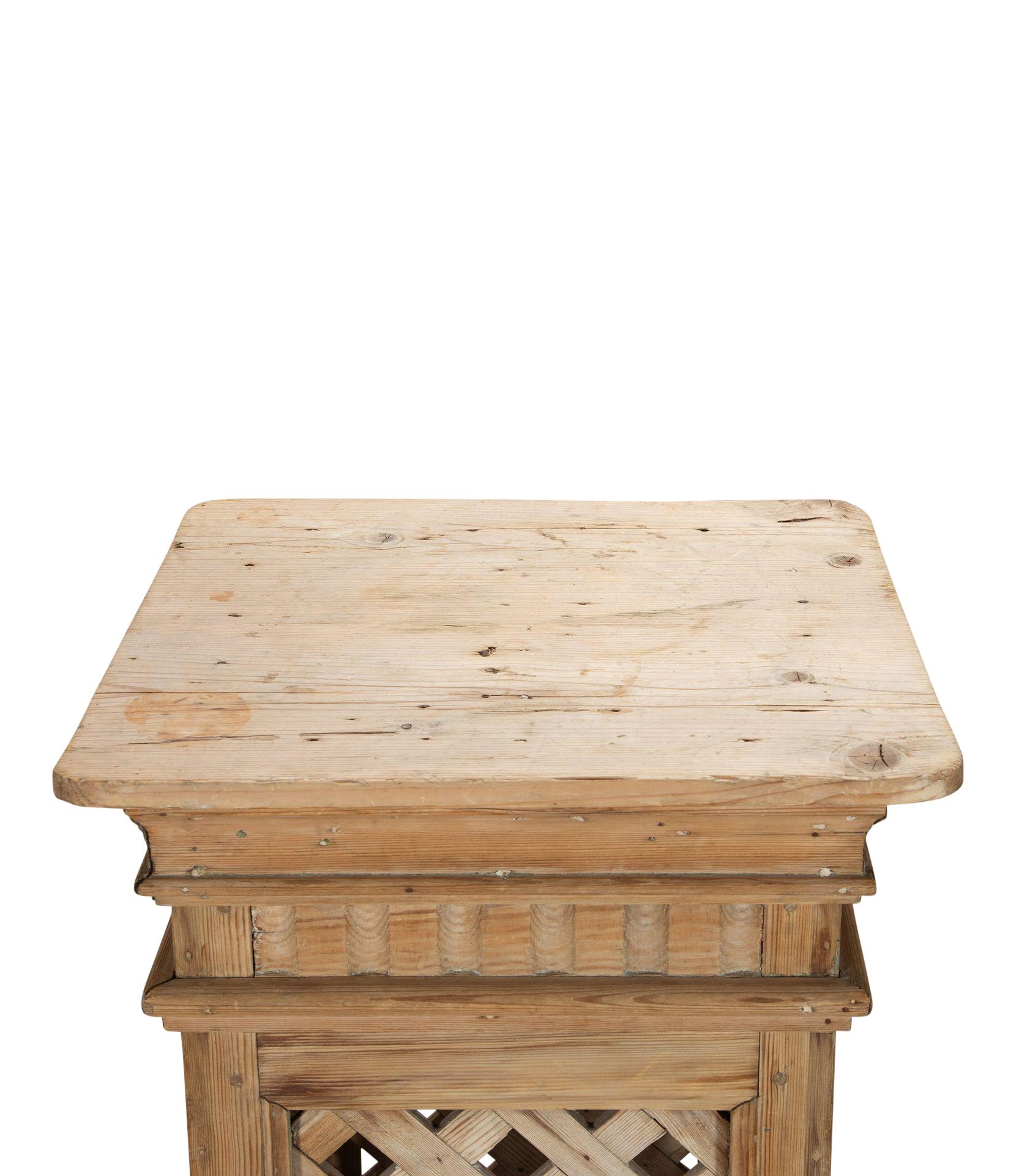 Pareja de columnas francesas de madera tallada del siglo XIX Pino en venta