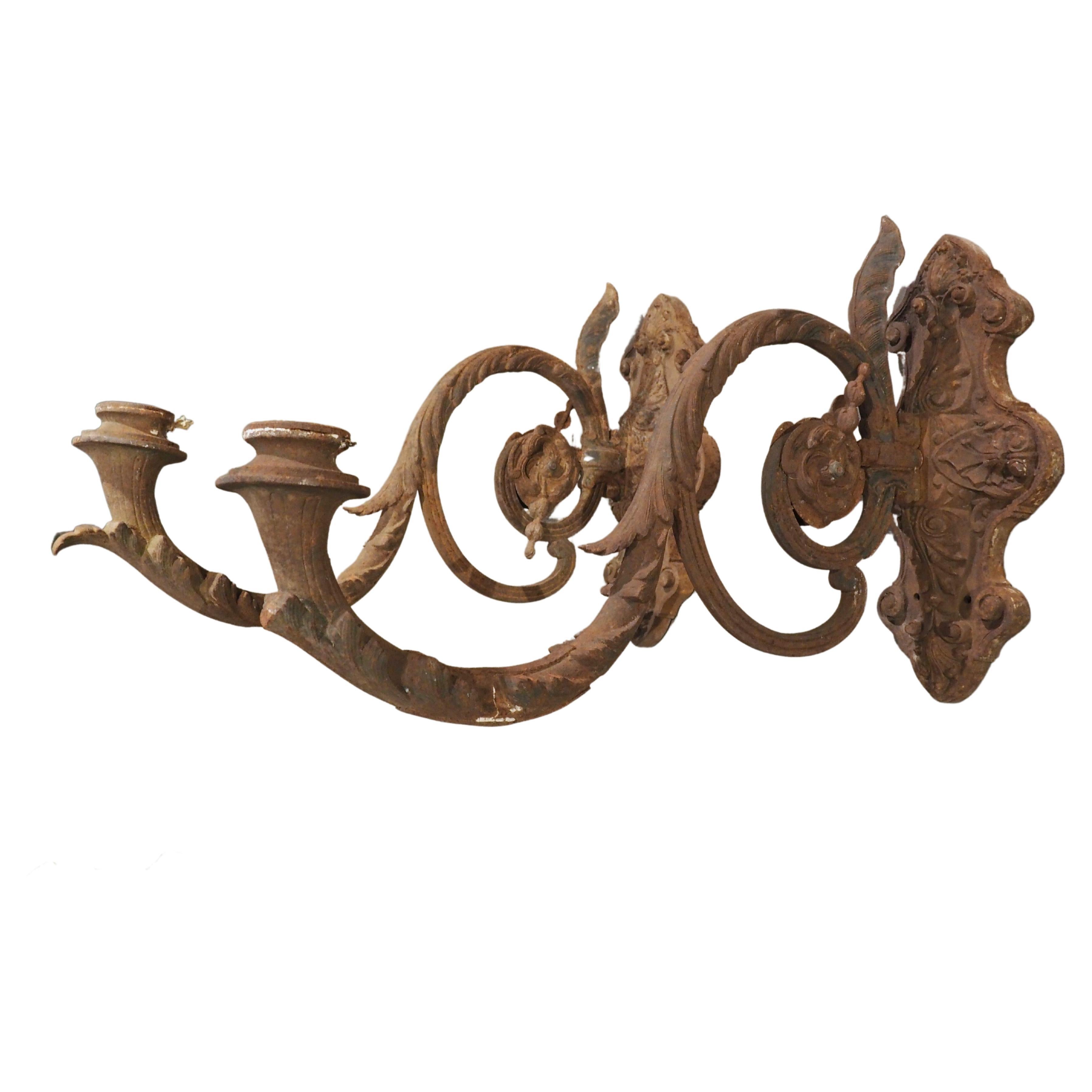 Paire d'appliques ou de porte-lanternes en fonte de fer du XIXe siècle