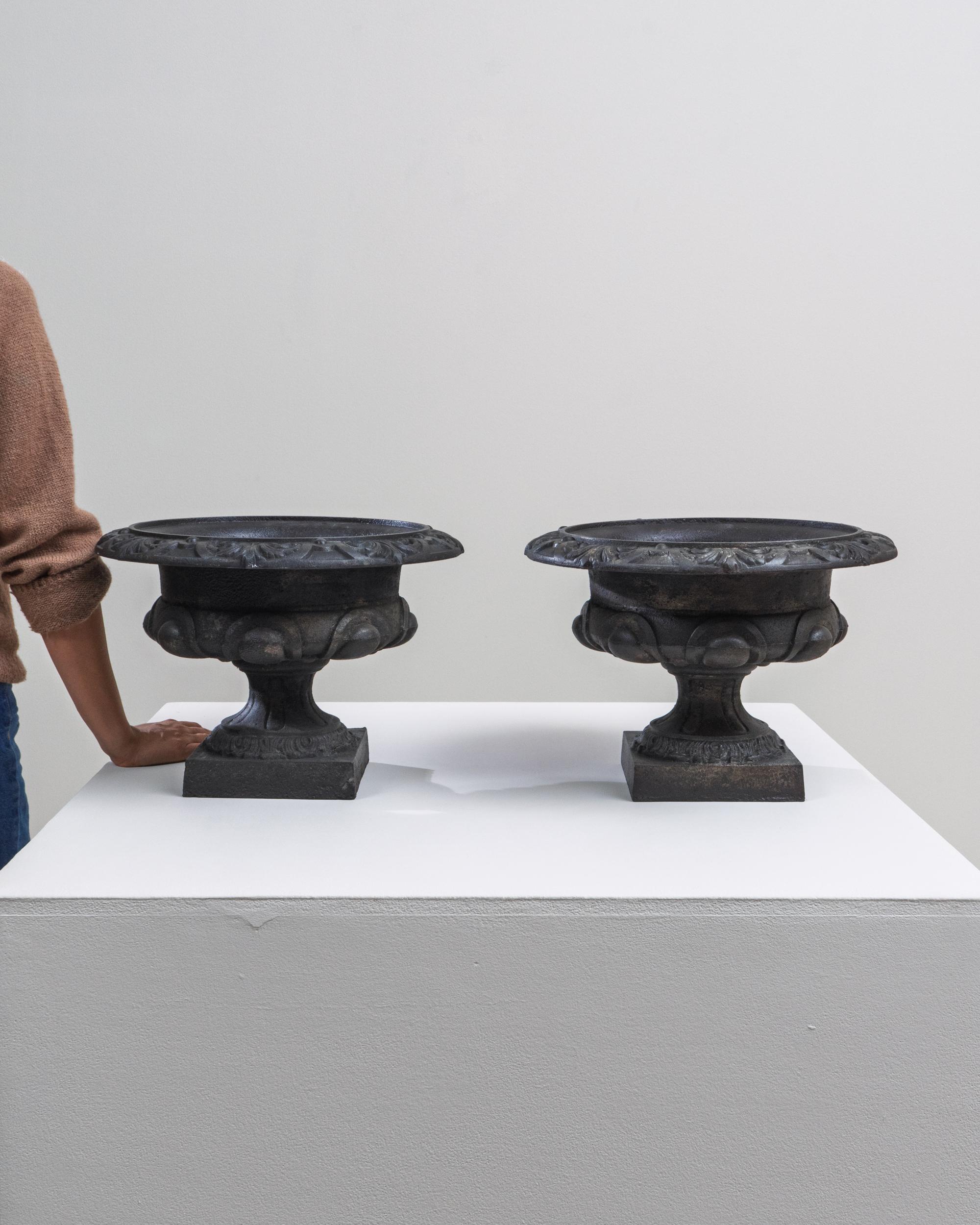 Pair of 19th Century French Cast Iron Planters Francés en venta