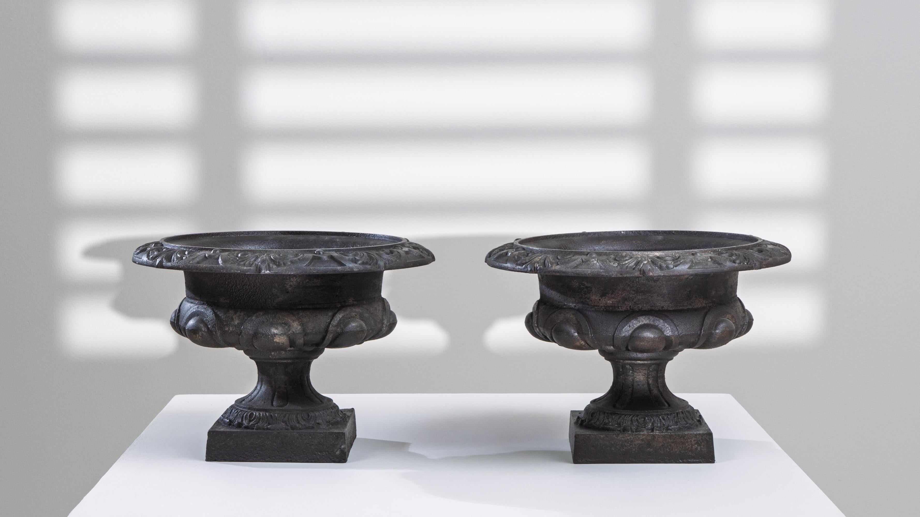 Pair of 19th Century French Cast Iron Planters siglo XIX en venta