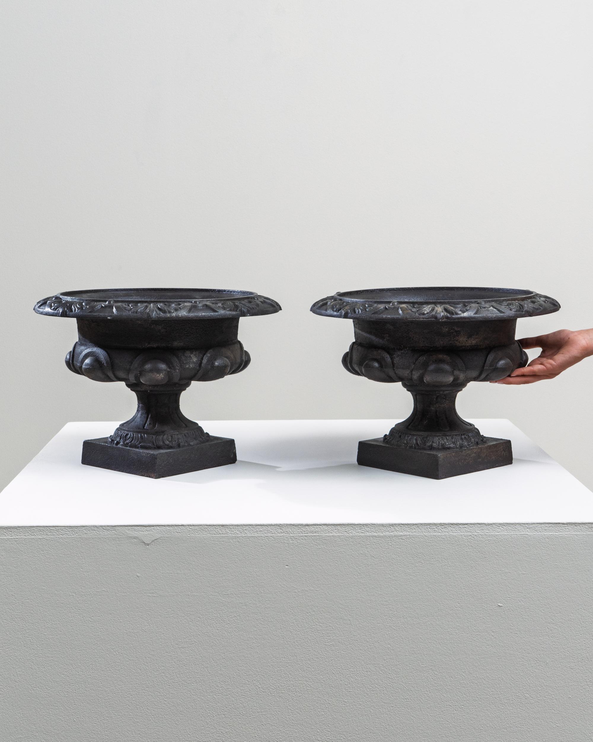 Pair of 19th Century French Cast Iron Planters en venta 1