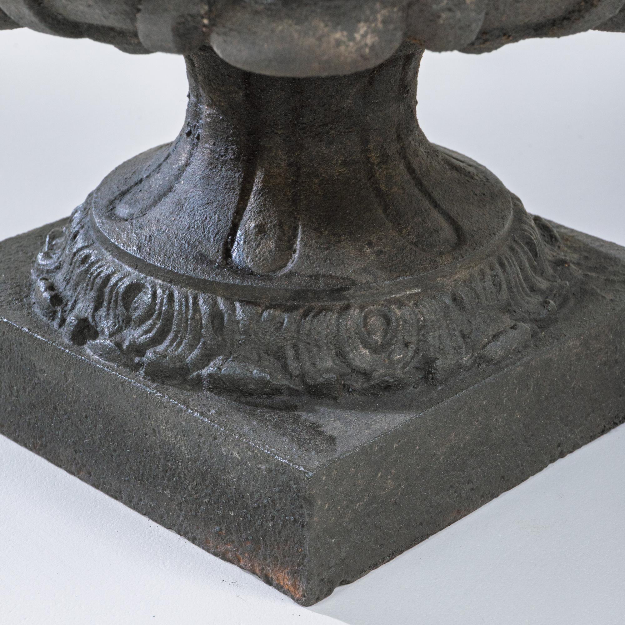 Pair of 19th Century French Cast Iron Planters en venta 3