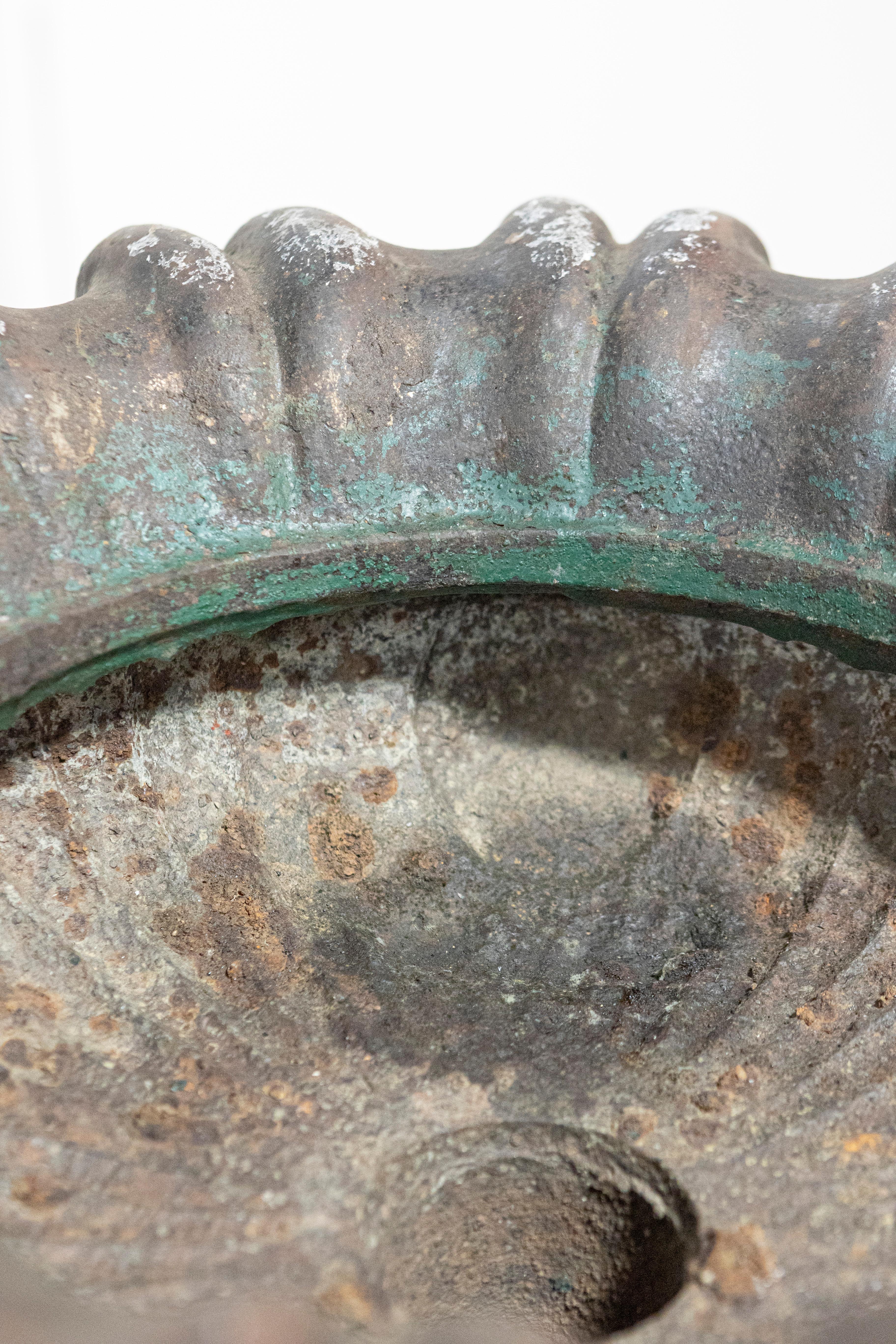 Calco Coppia di urne in ghisa francesi del XIX secolo in vendita