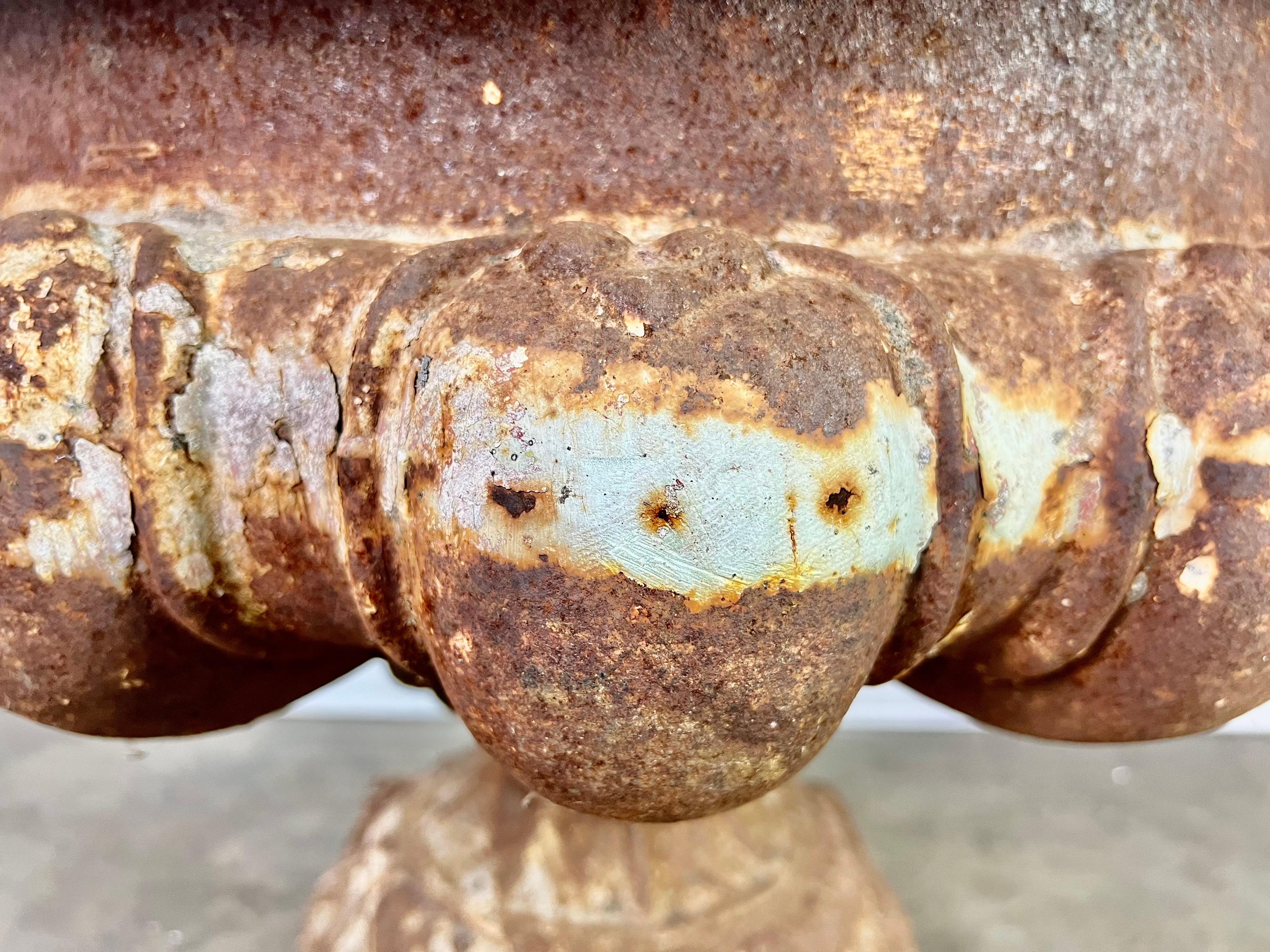 Paar französische Urnen aus Gusseisen aus dem 19. Jahrhundert im Zustand „Starke Gebrauchsspuren“ im Angebot in Los Angeles, CA