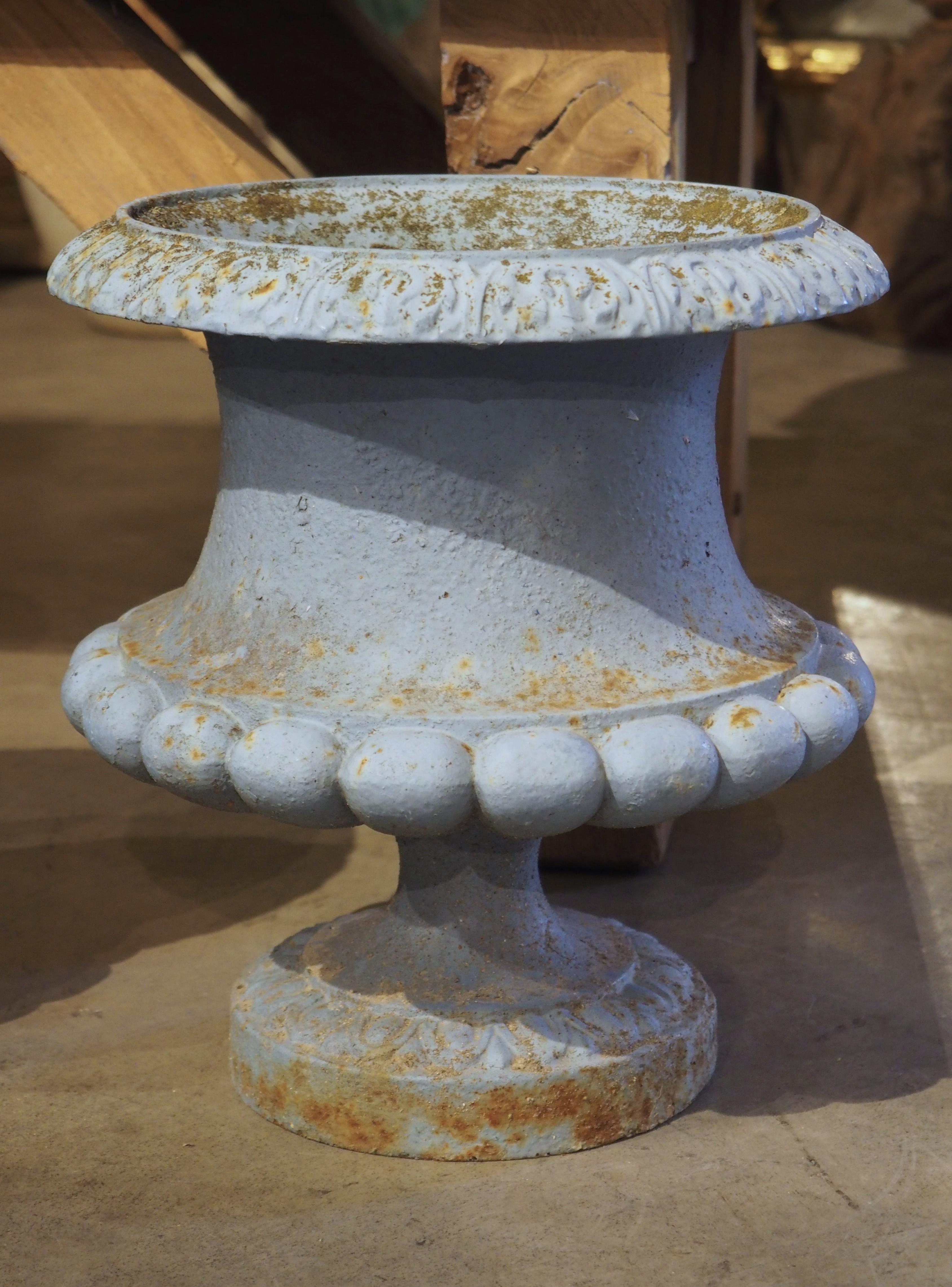 Datant des années 1800, cette paire de vases en fonte française a été produite par La Fonderie Corneau. Les vases, visuellement étonnants, ont été peints à la main en 