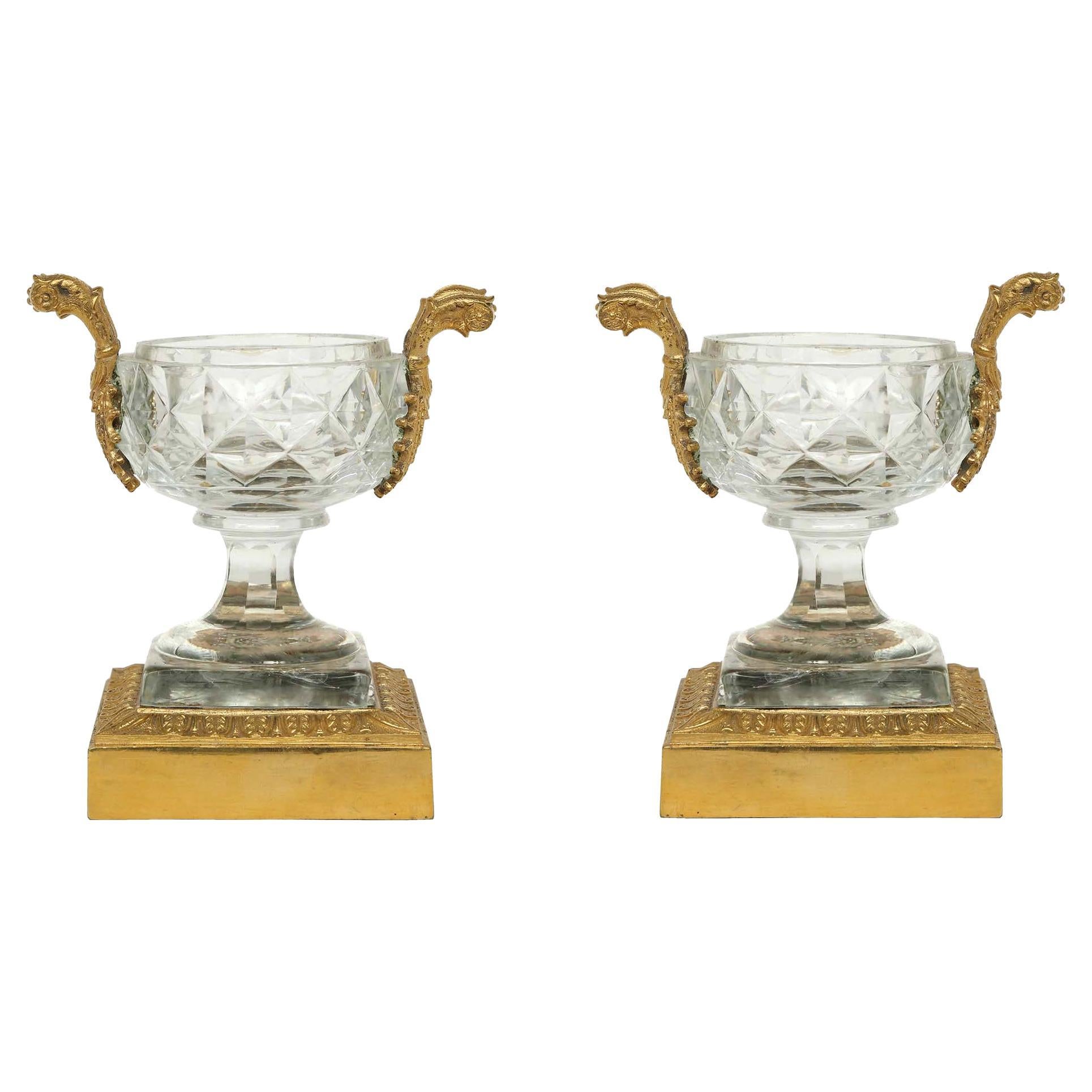 Coppia di tazze francesi del XIX secolo in stile Charles X in cristallo di Baccarat e ormolano