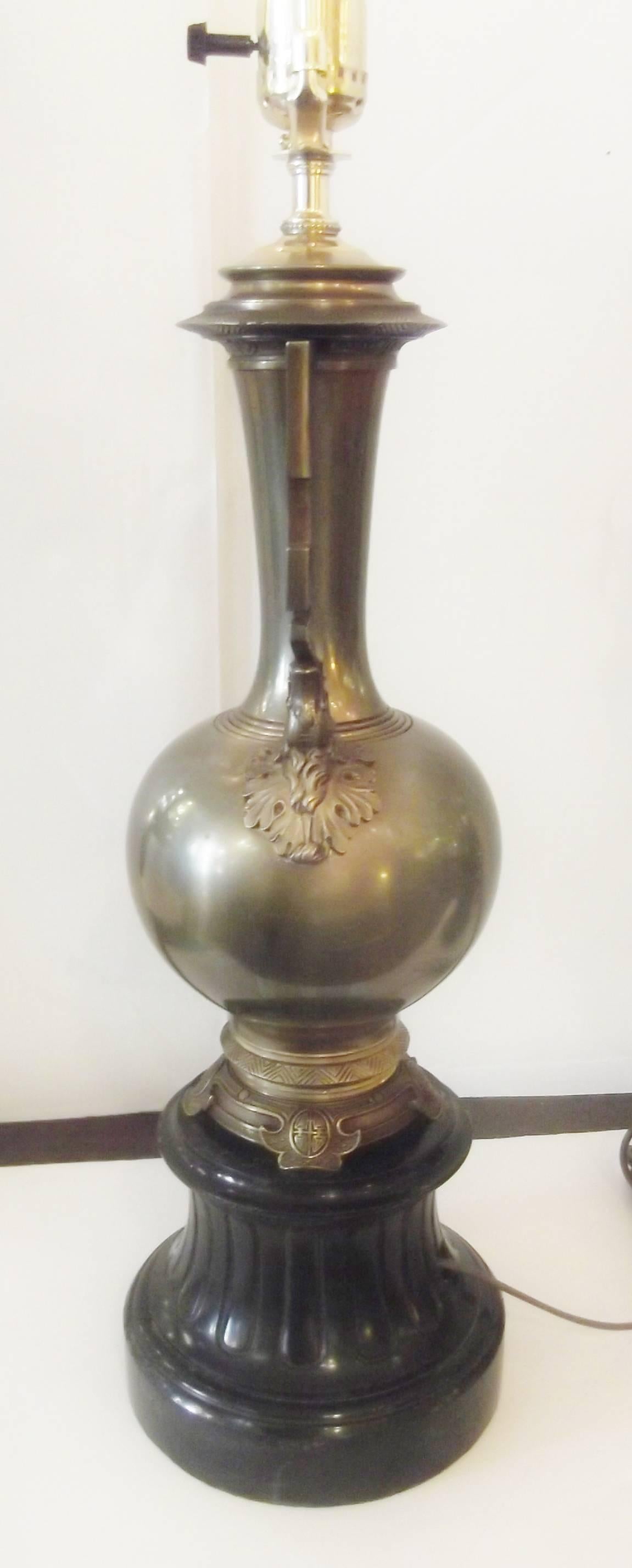 Paar französische Chinoiserie-Lampen aus dem 19. Jahrhundert mit Schiefersockeln (Französisch) im Angebot