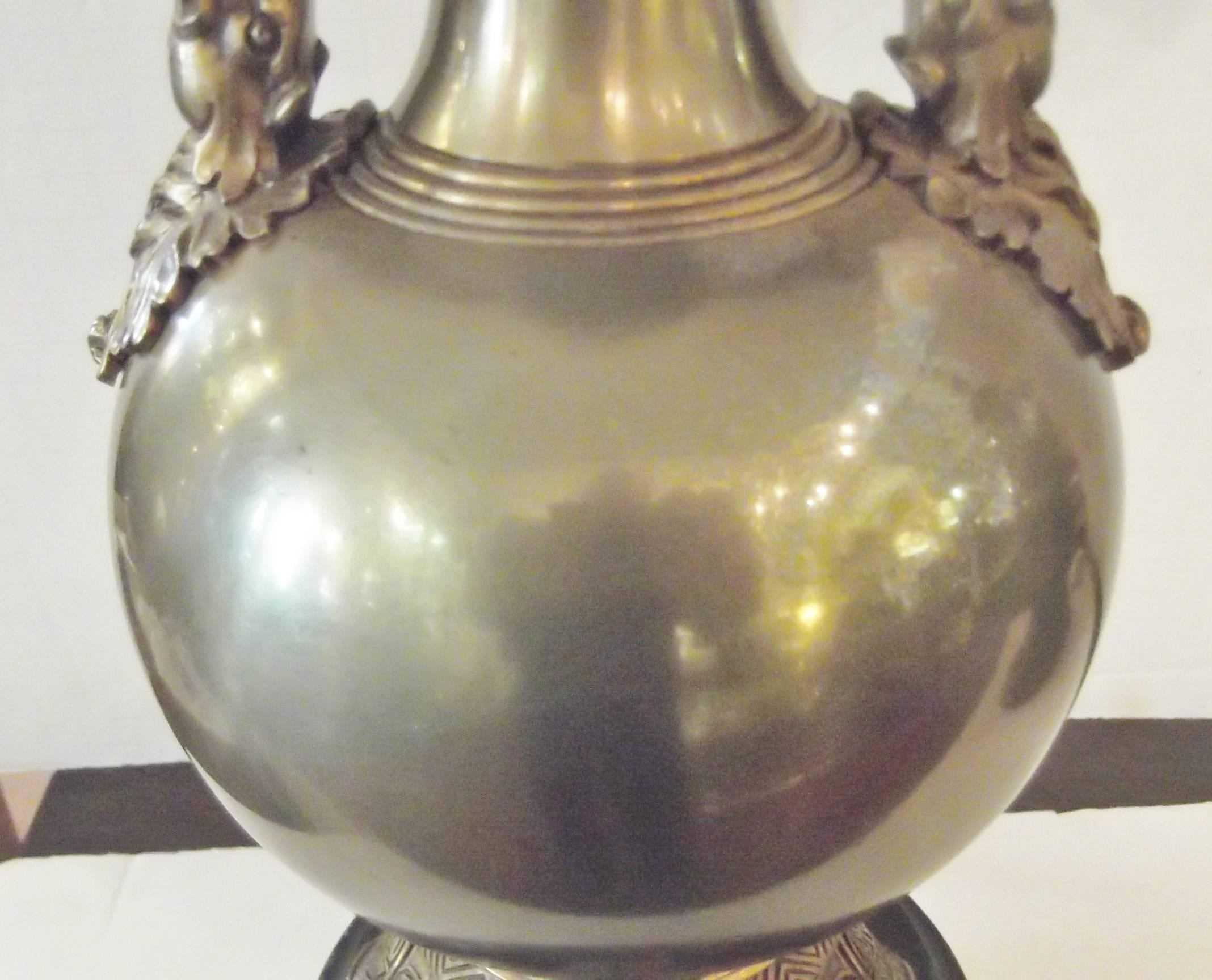 Paar französische Chinoiserie-Lampen aus dem 19. Jahrhundert mit Schiefersockeln im Zustand „Gut“ im Angebot in Lambertville, NJ