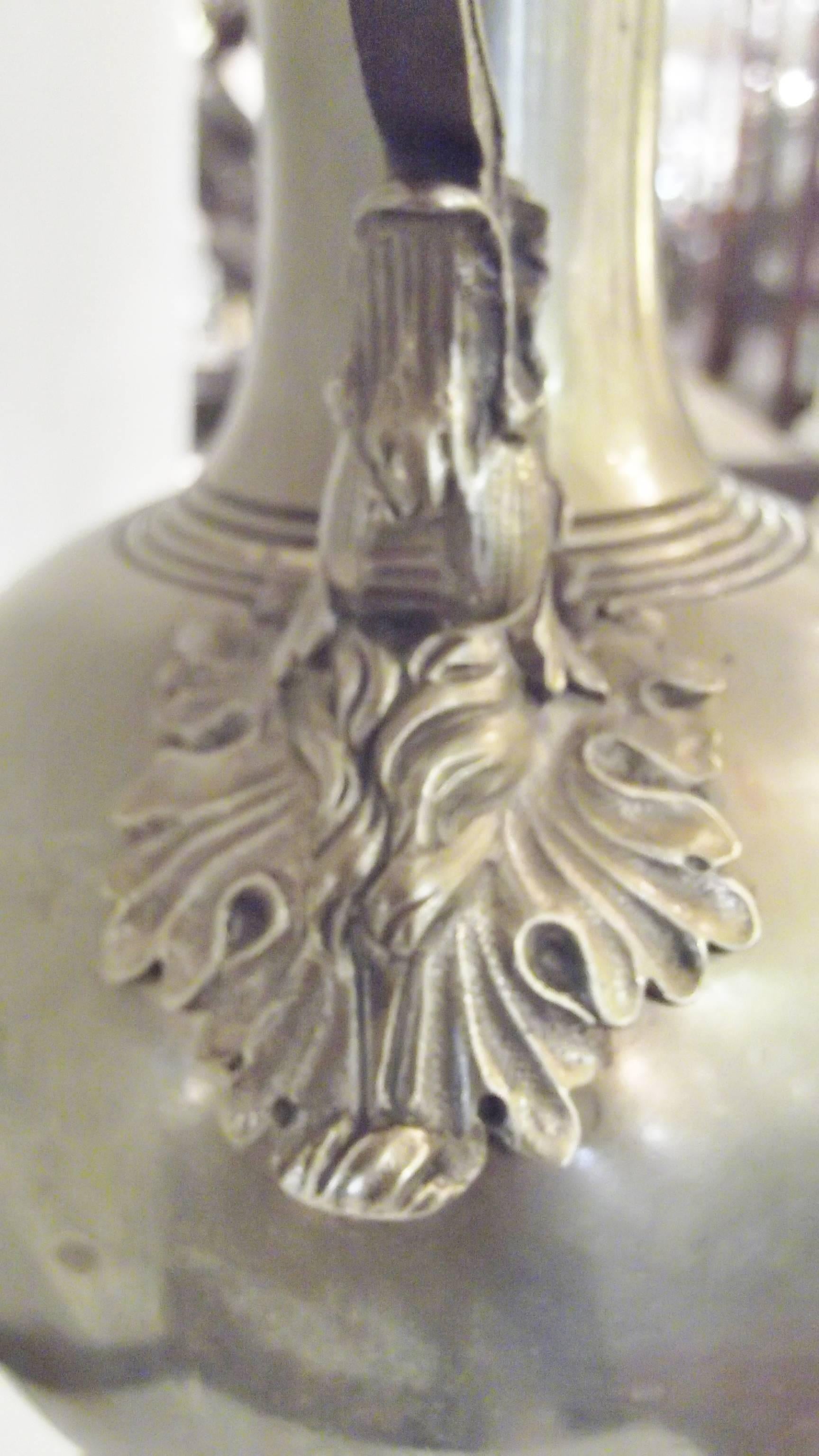Paar französische Chinoiserie-Lampen aus dem 19. Jahrhundert mit Schiefersockeln im Angebot 1