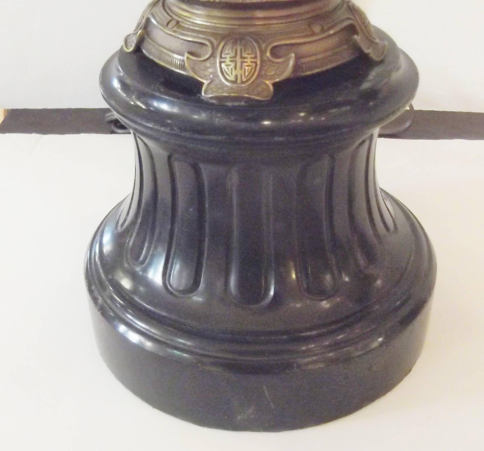 Paar französische Chinoiserie-Lampen aus dem 19. Jahrhundert mit Schiefersockeln im Angebot 3