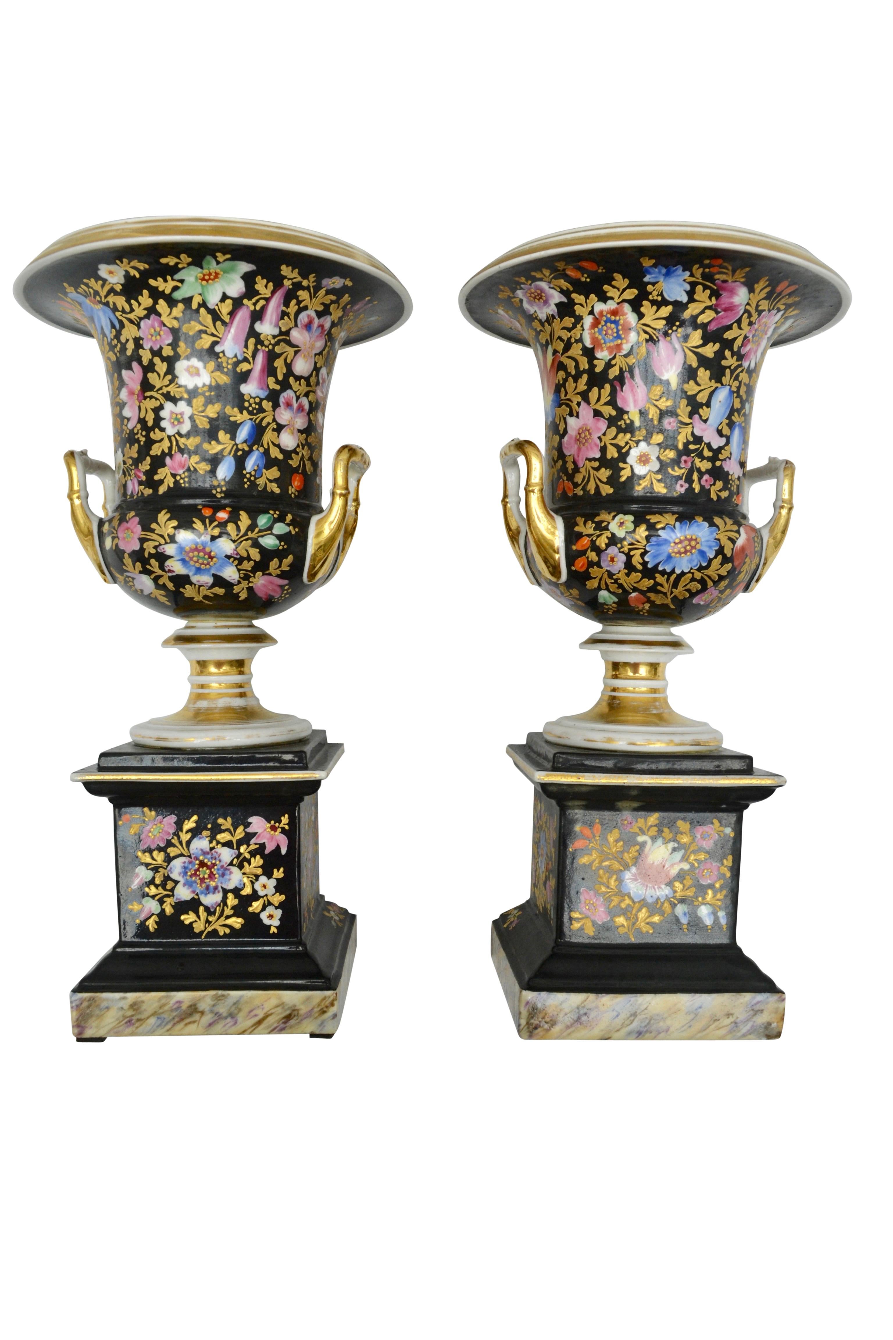 Paire de vases en porcelaine 