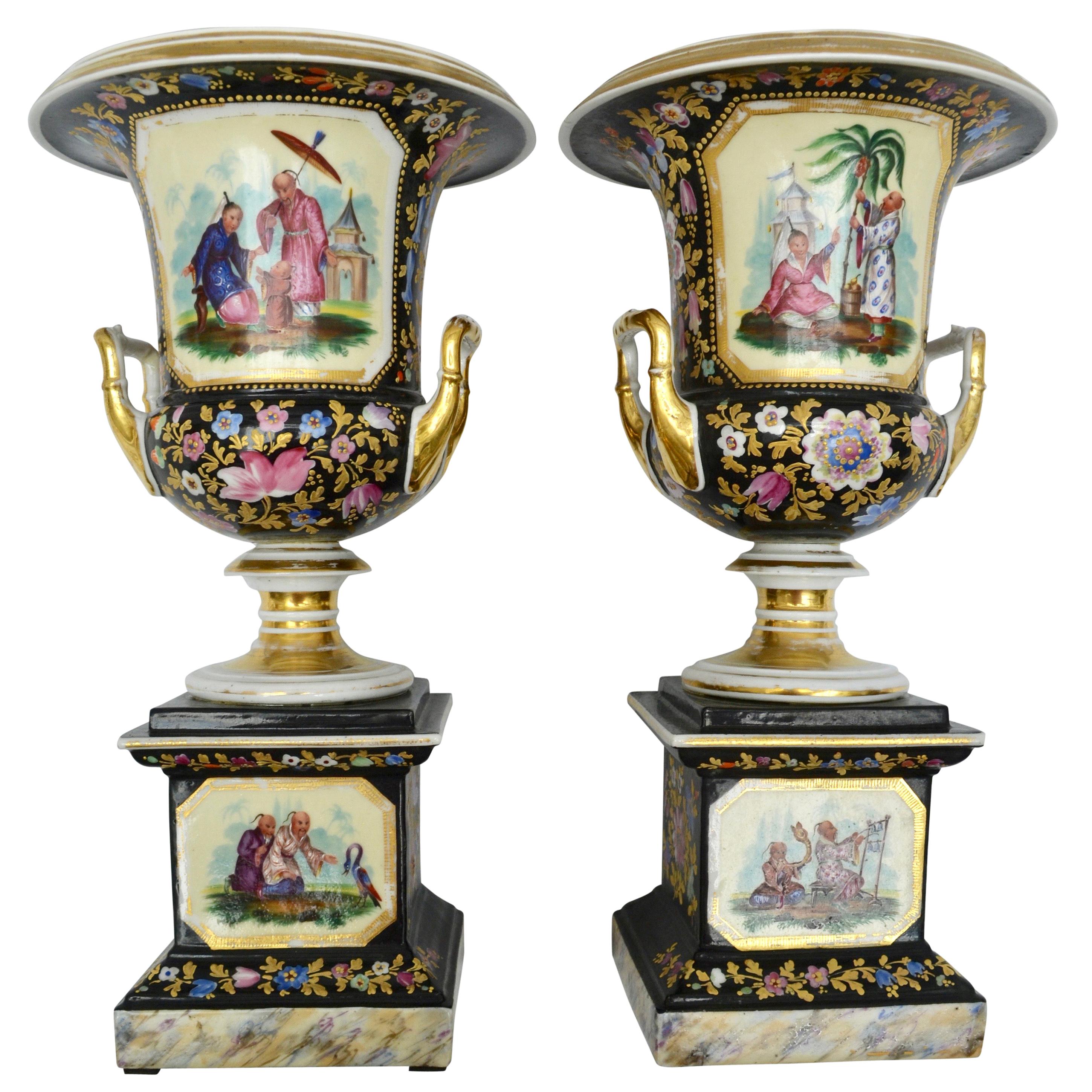 Paar französische „Chinoiserie“-Porzellanvasen des 19. Jahrhunderts im Angebot