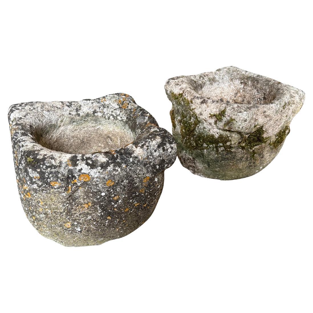 Une très belle paire de mortiers du sud de la France en pierre de Coade.  Fabuleuse patine.  Les mortiers peuvent être vendus individuellement.  Le prix par pièce est de 1950 dollars.