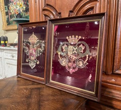 Paar französische Wappen des 19. Jahrhunderts auf kastanienbraunem Samt in Walnussholzrahmen