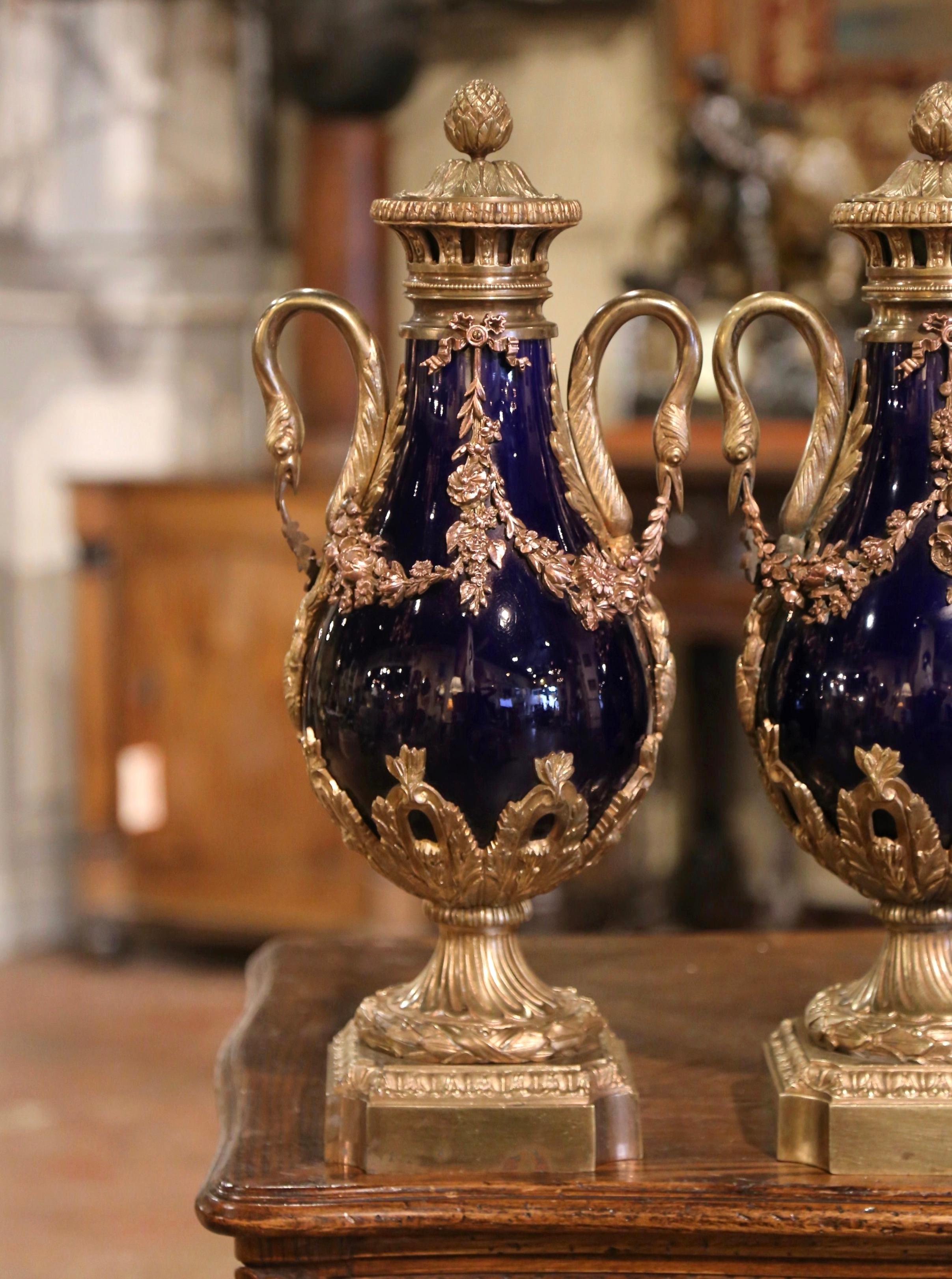 Paar französische Cassolettes aus kobaltblauem Porzellan und vergoldeter Bronze aus dem 19. Jahrhundert (Neoklassisch) im Angebot