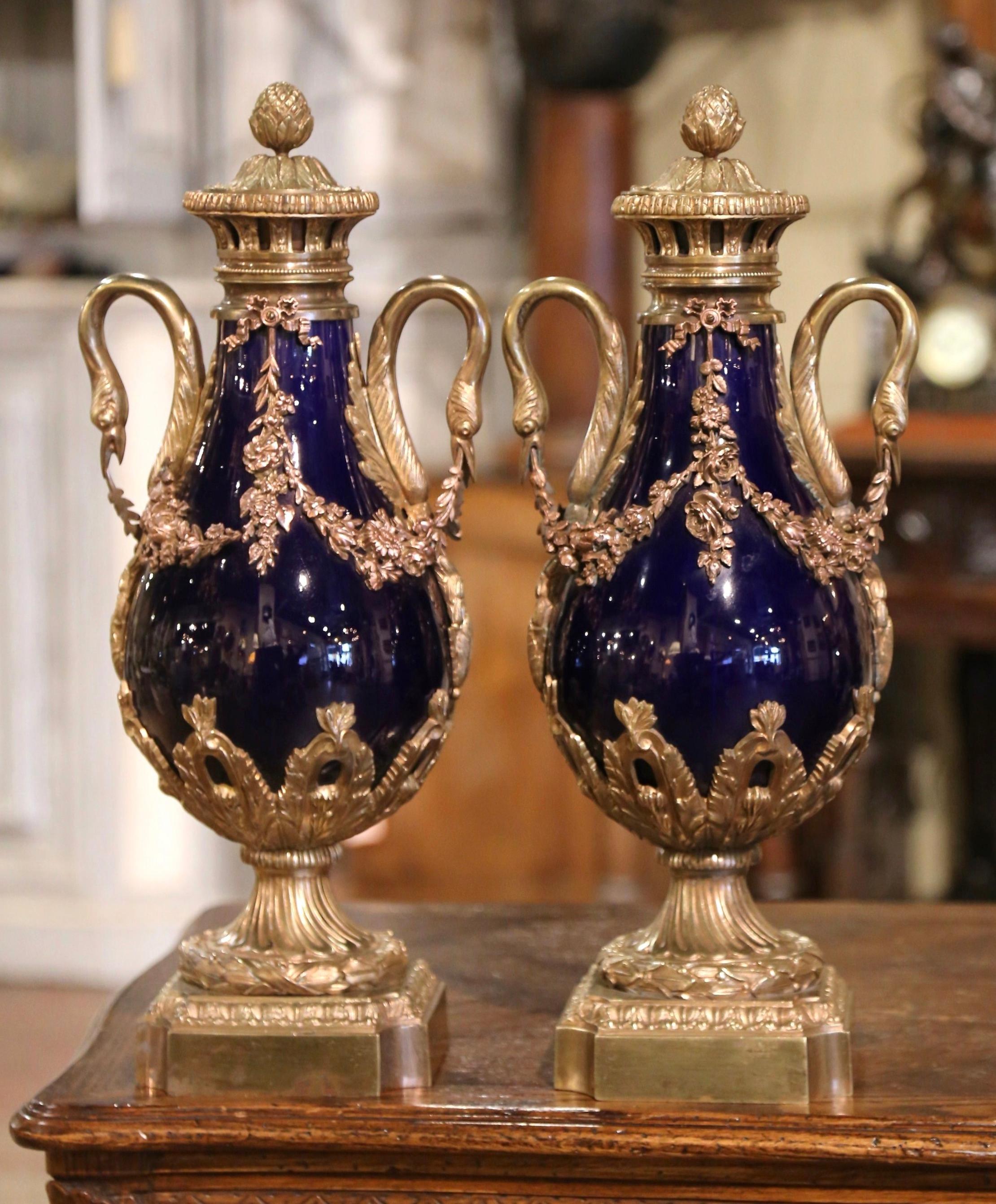 Paar französische Cassolettes aus kobaltblauem Porzellan und vergoldeter Bronze aus dem 19. Jahrhundert (Französisch) im Angebot