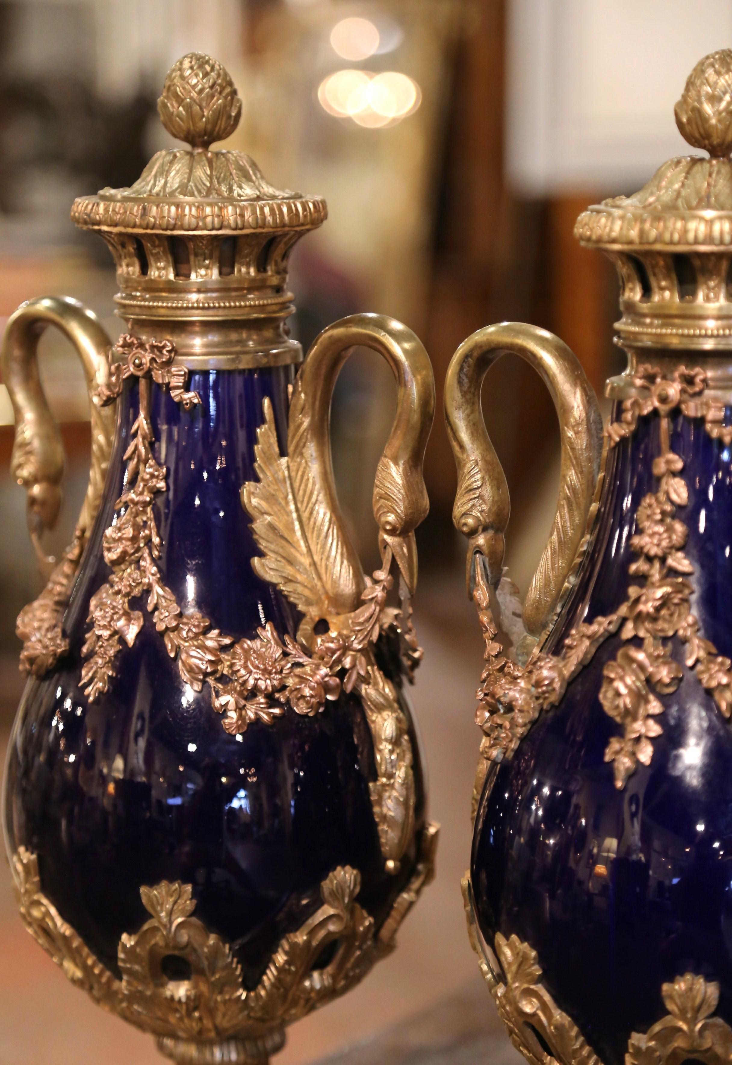 Paar französische Cassolettes aus kobaltblauem Porzellan und vergoldeter Bronze aus dem 19. Jahrhundert (Patiniert) im Angebot