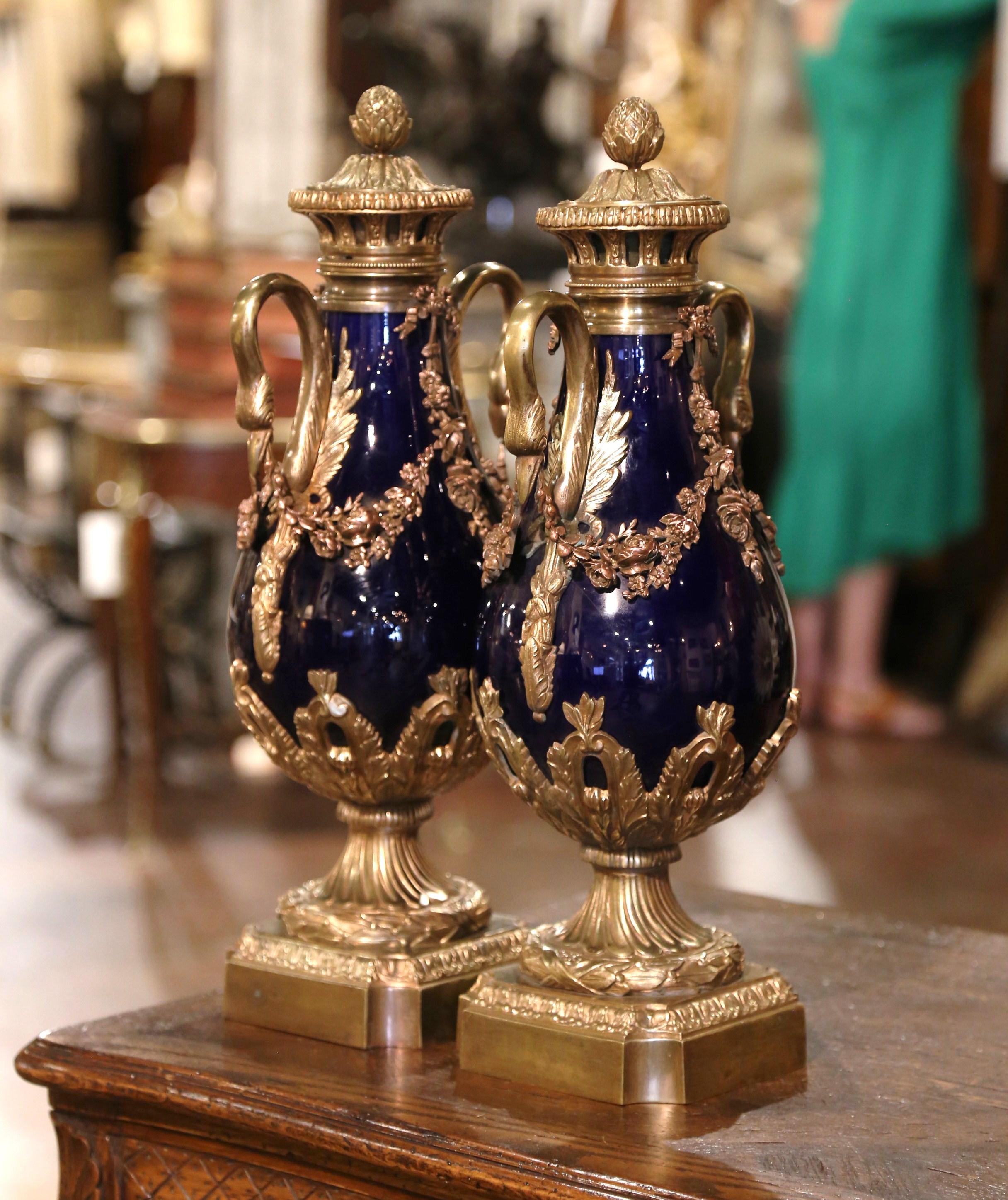 Paar französische Cassolettes aus kobaltblauem Porzellan und vergoldeter Bronze aus dem 19. Jahrhundert im Zustand „Hervorragend“ im Angebot in Dallas, TX