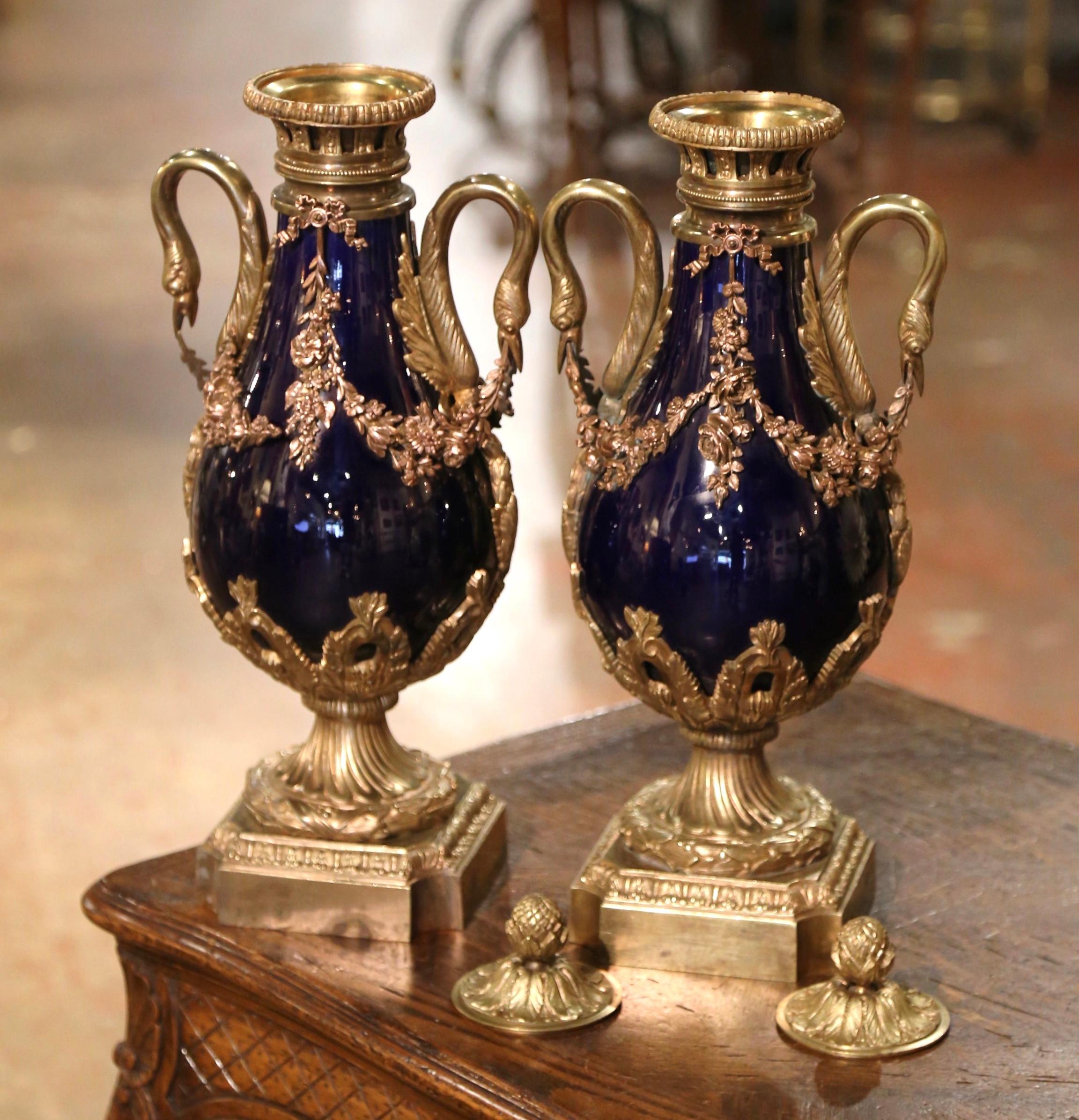 Paar französische Cassolettes aus kobaltblauem Porzellan und vergoldeter Bronze aus dem 19. Jahrhundert im Angebot 1