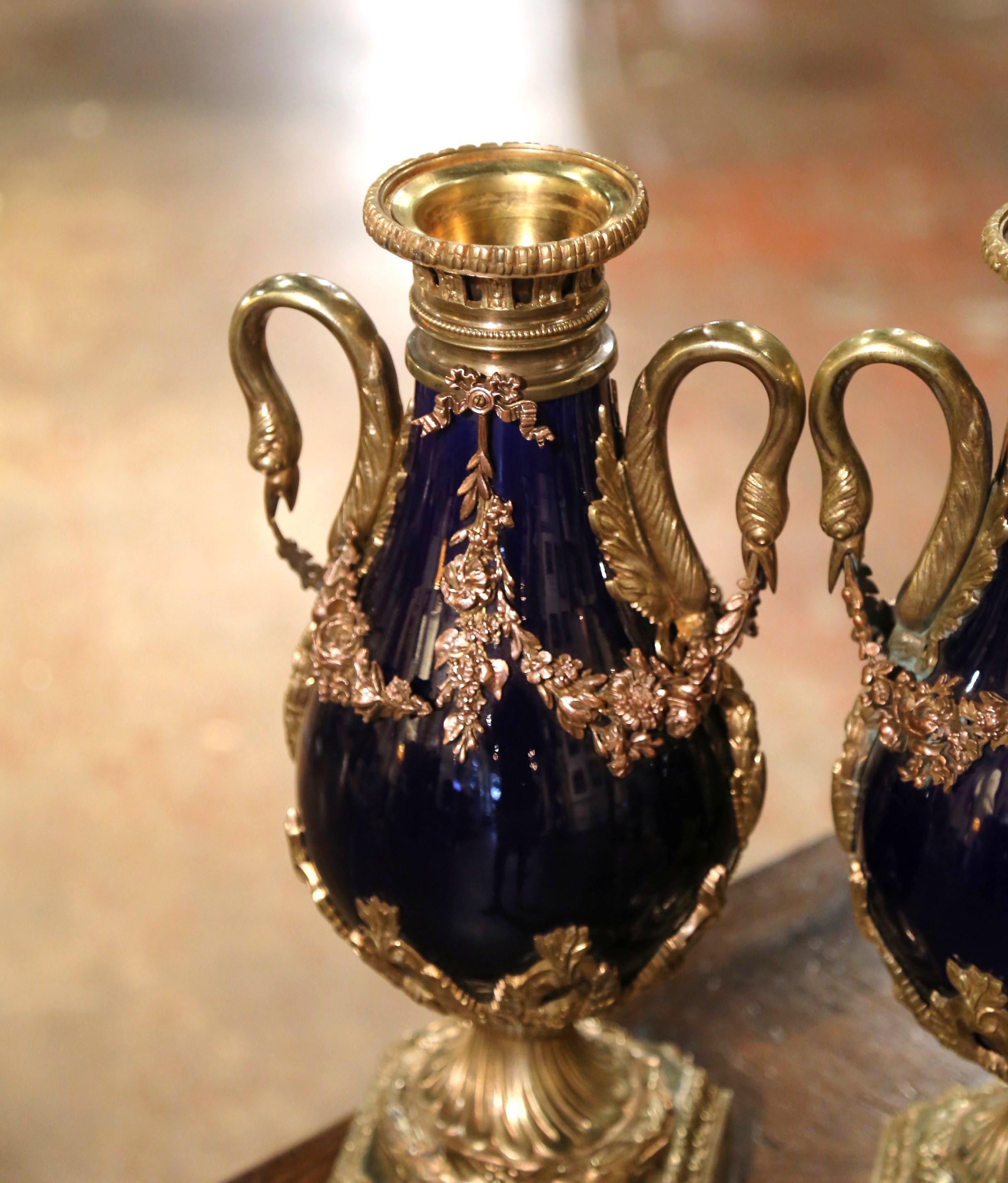 Paar französische Cassolettes aus kobaltblauem Porzellan und vergoldeter Bronze aus dem 19. Jahrhundert im Angebot 2