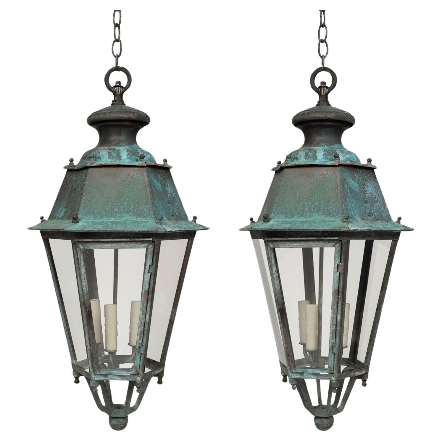 Paire de lanternes françaises du 19ème siècle à panneaux de cuivre et de verre en vente