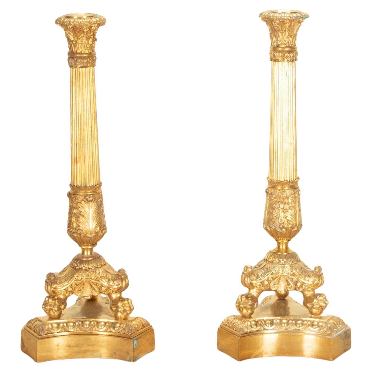 Coppia di candelieri francesi a colonna corinzia in bronzo dorato del XIX secolo
