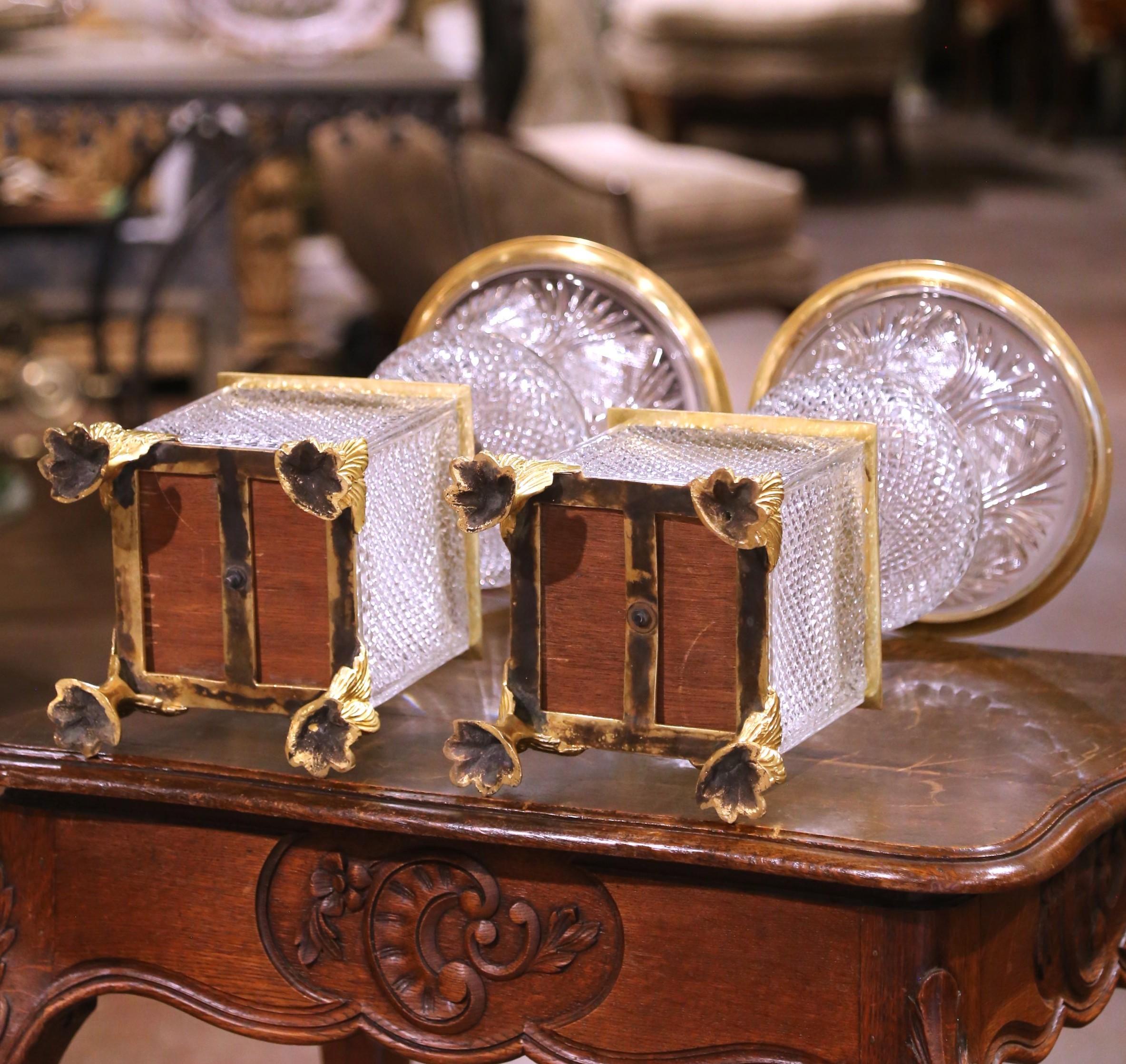 Paire d'urnes françaises du 19ème siècle en cristal taillé et bronze doré sur piédestal en vente 2