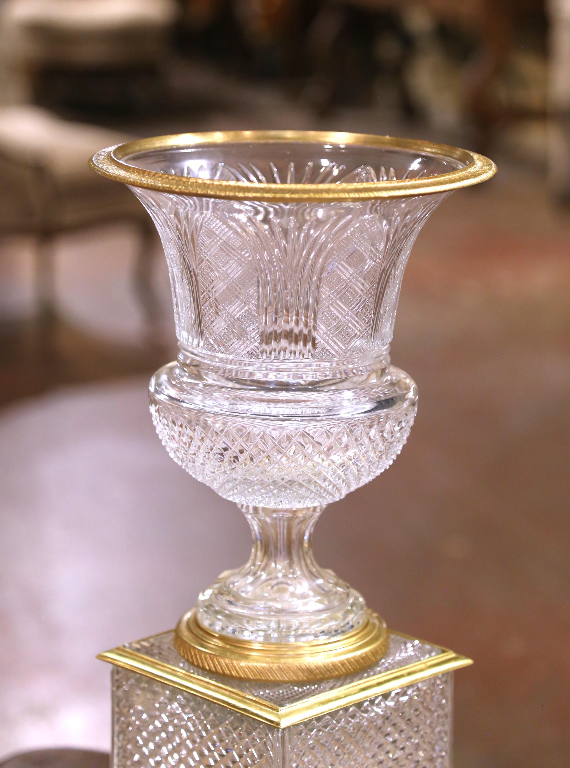 Néoclassique Paire d'urnes françaises du 19ème siècle en cristal taillé et bronze doré sur piédestal en vente